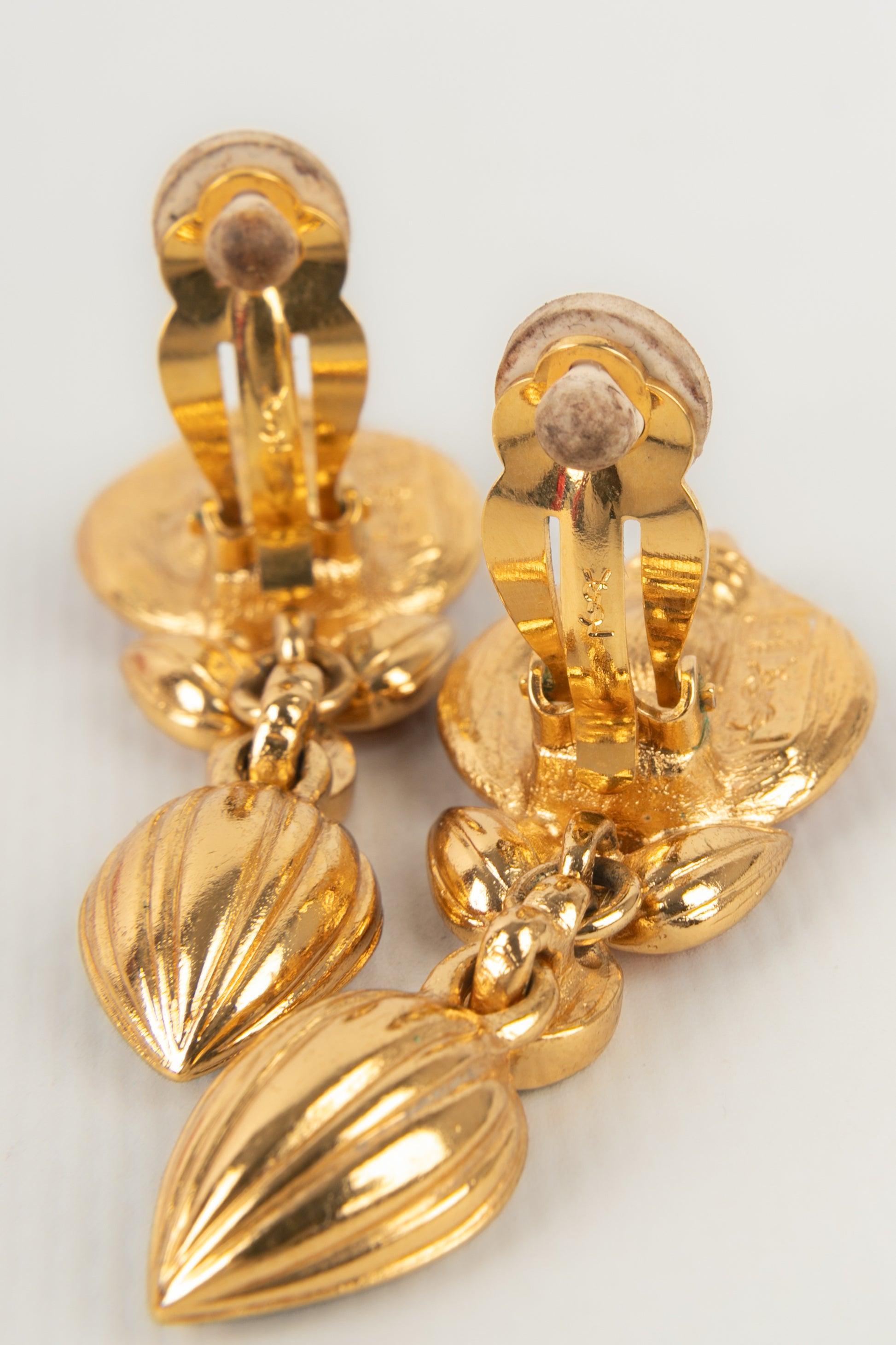 Yves Saint Laurent Golden Metal Clip-On Earrings with Enamel, 1980s For Sale 1