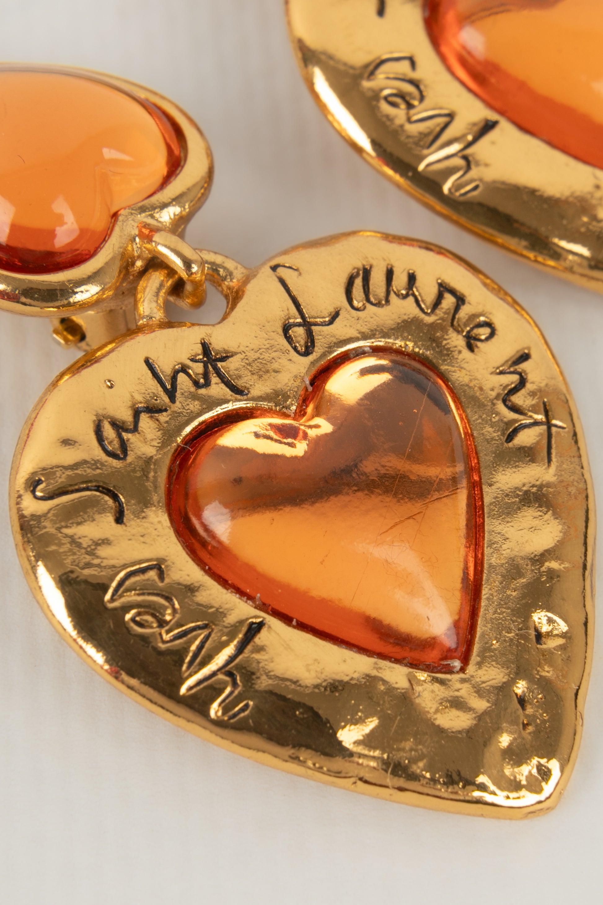 Yves Saint Laurent Goldene Metall-Ohrclips aus Metall mit orangefarbenem Harz im Zustand „Hervorragend“ im Angebot in SAINT-OUEN-SUR-SEINE, FR