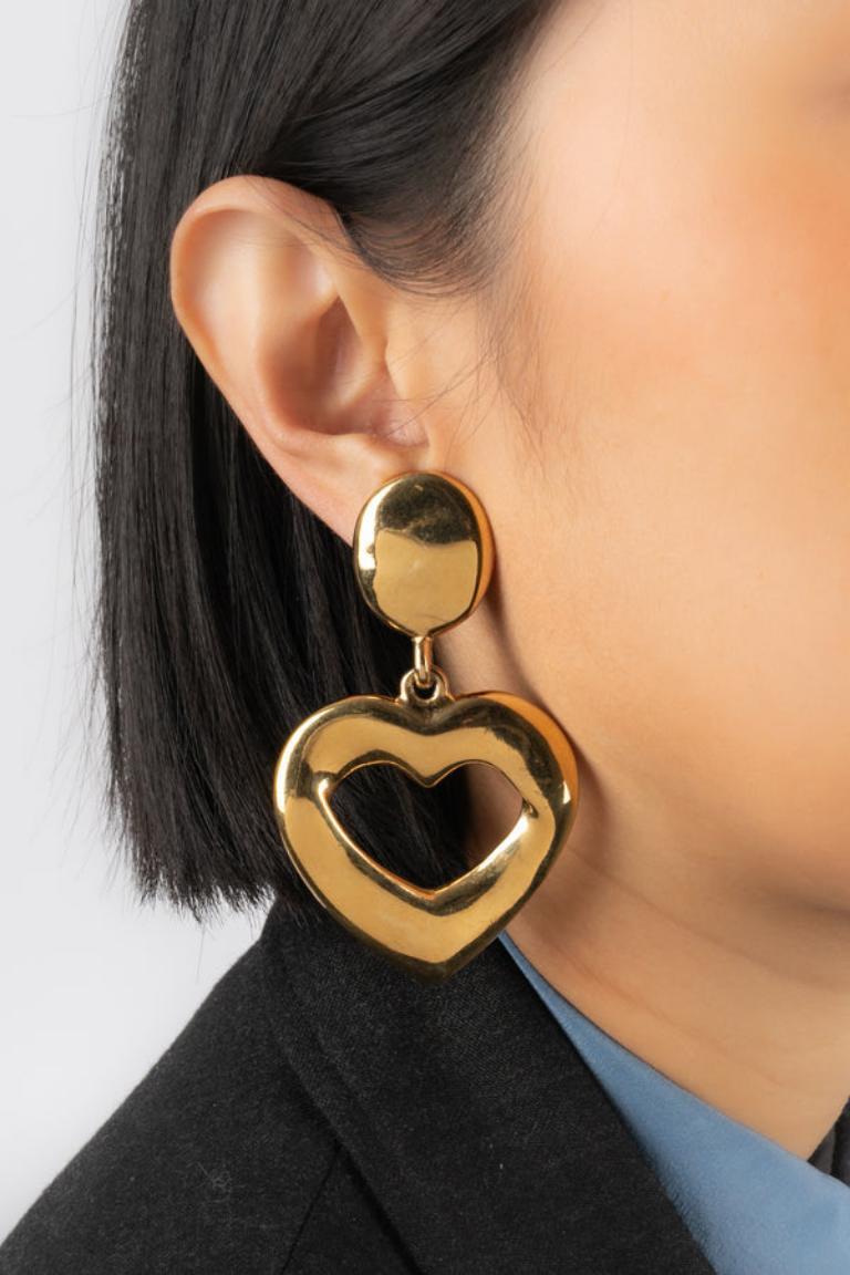 Yves Saint Laurent - (Made in France) Golden metal clip-on earrings representing hearts.

Additional information: 
Condition: Very good condition
Dimensions: Length: 8 cm - Width: 4.5 cm

Seller Reference: BO323