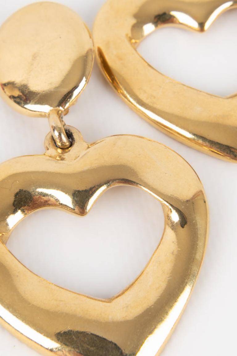 Yves Saint Laurent Golden Metal Clip-on Heart Earrings In Excellent Condition For Sale In SAINT-OUEN-SUR-SEINE, FR