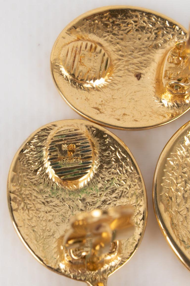 Yves Saint Laurent Goldene Metall-Ohrclips mit Herz aus Metall im Angebot 1