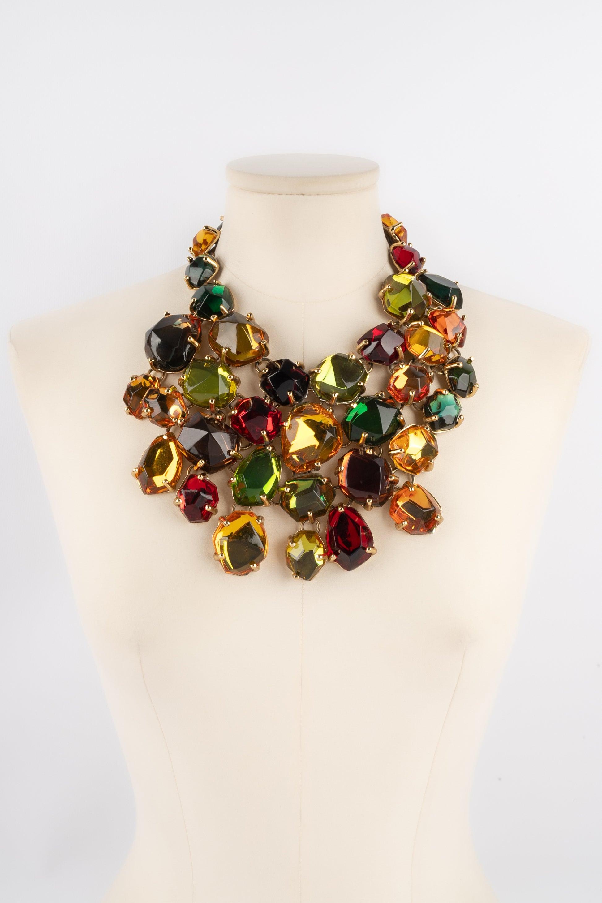Yves Saint Laurent - (Made in France) Impressive golden metal dickey necklace with colorful resin cabochons. To be mentioned, the metal formed a patina on the back.

Additional information:
Condition: Good condition
Dimensions: Length: from 41 cm to