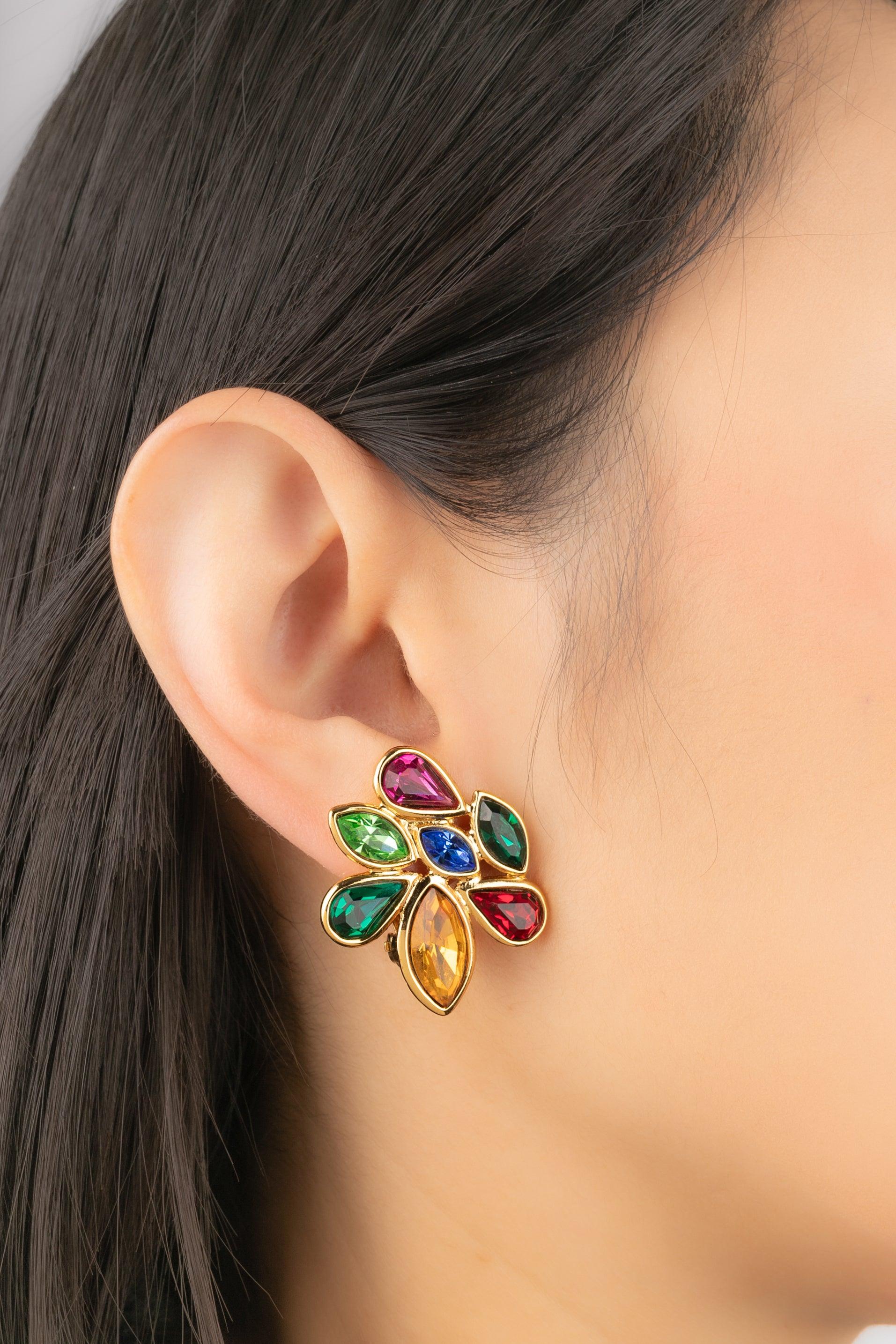 Yves Saint Laurent - (Made in France) Golden metal earrings with multicolored rhinestones.

Additional information:
Condition: Very good condition
Dimensions: Height: 3.5 cm

Seller Reference: BO296