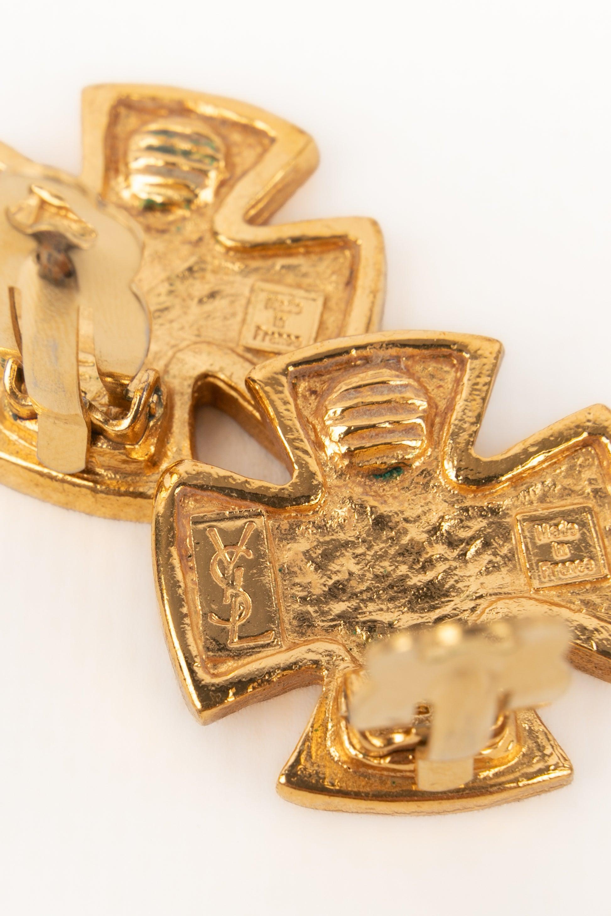 Yves Saint Laurent Goldene Metallohrringe aus Metall mit mehrfarbiger Emaille im Angebot 1