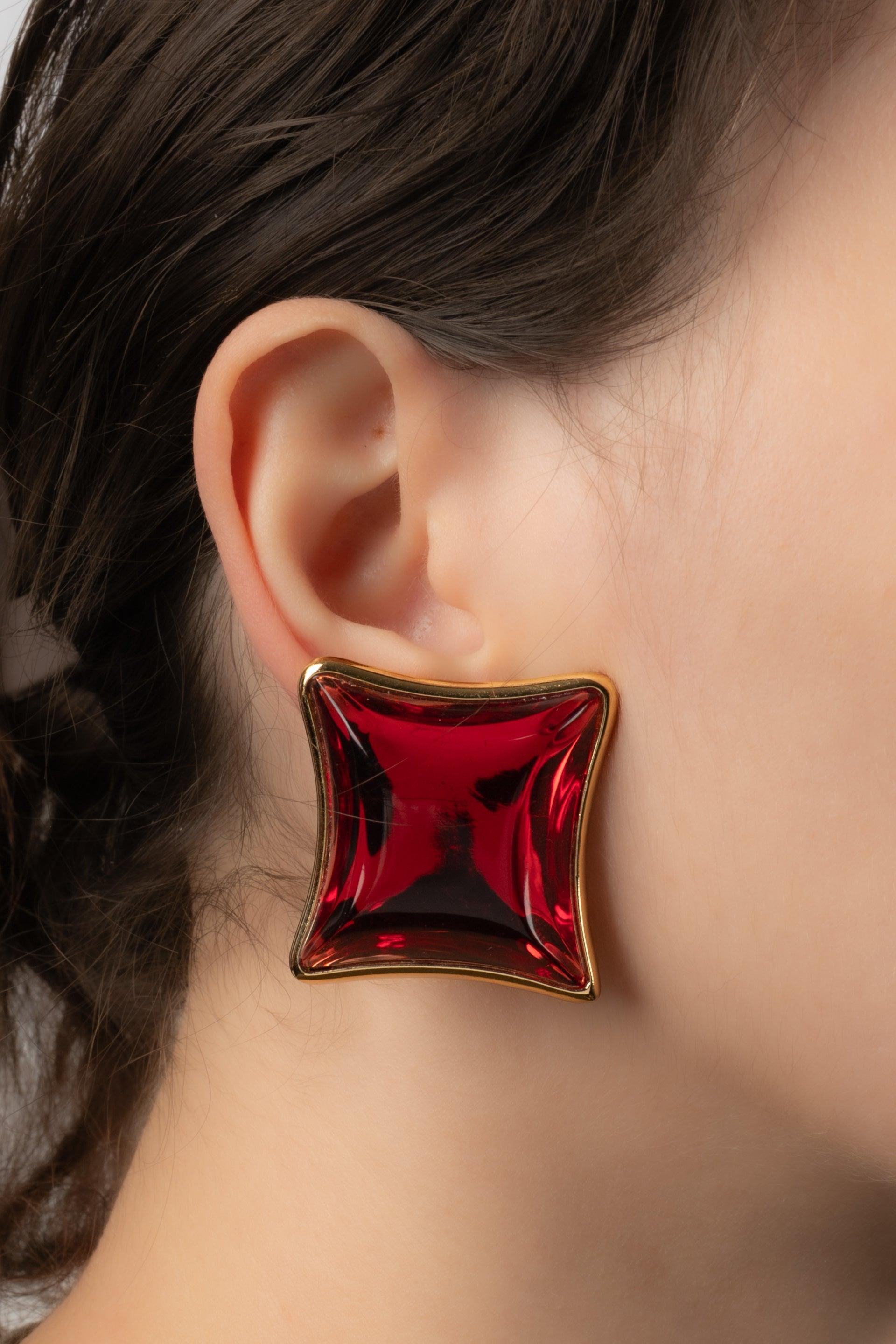 Yves Saint Laurent - (Made in France) Golden metal earrings with red resin.

Additional information:
Condition: Very good condition
Dimensions: Height: 3.5 cm

Seller Reference: BO51