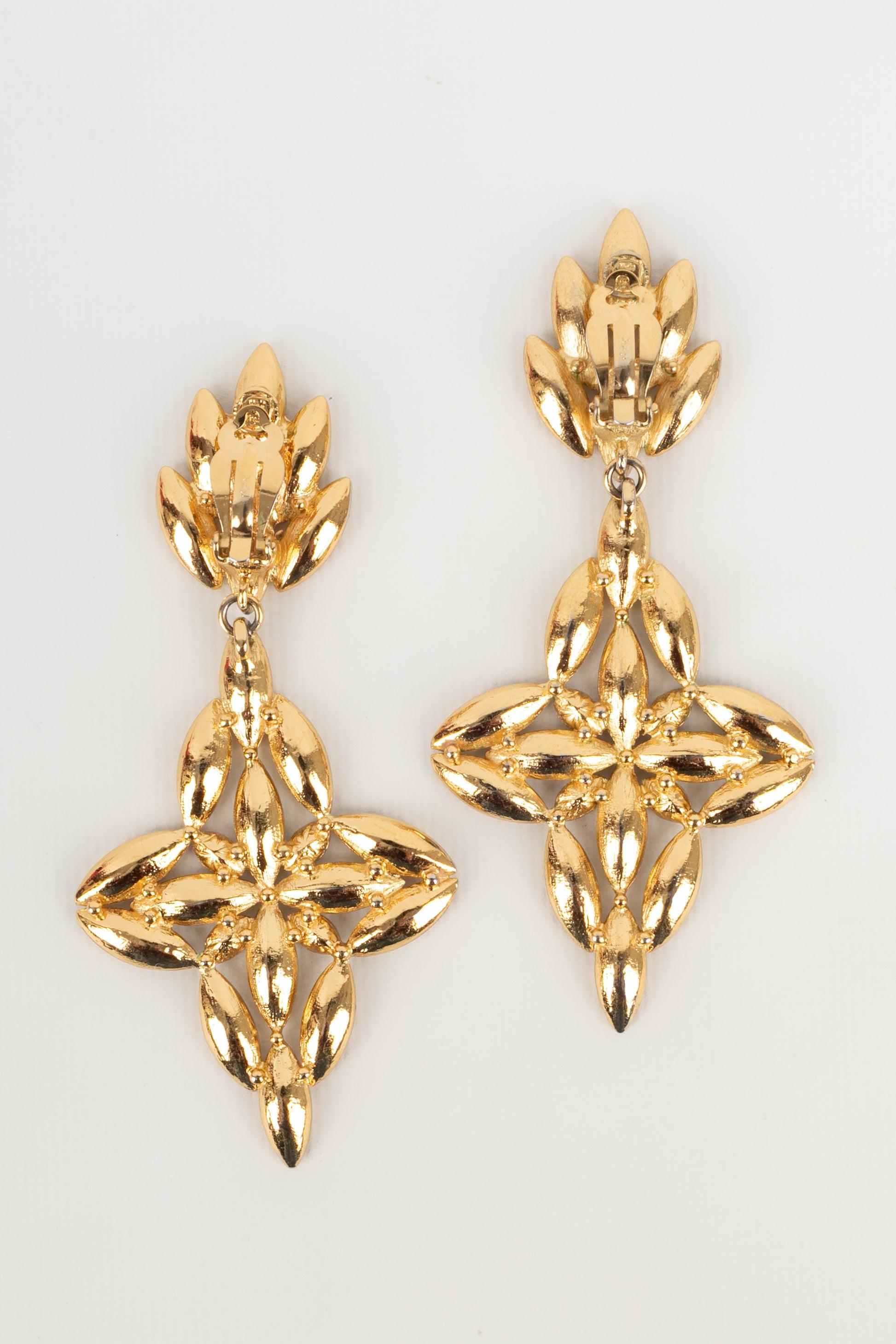Yves Saint Laurent Golden Metal Earrings with Rhinestones In Excellent Condition For Sale In SAINT-OUEN-SUR-SEINE, FR