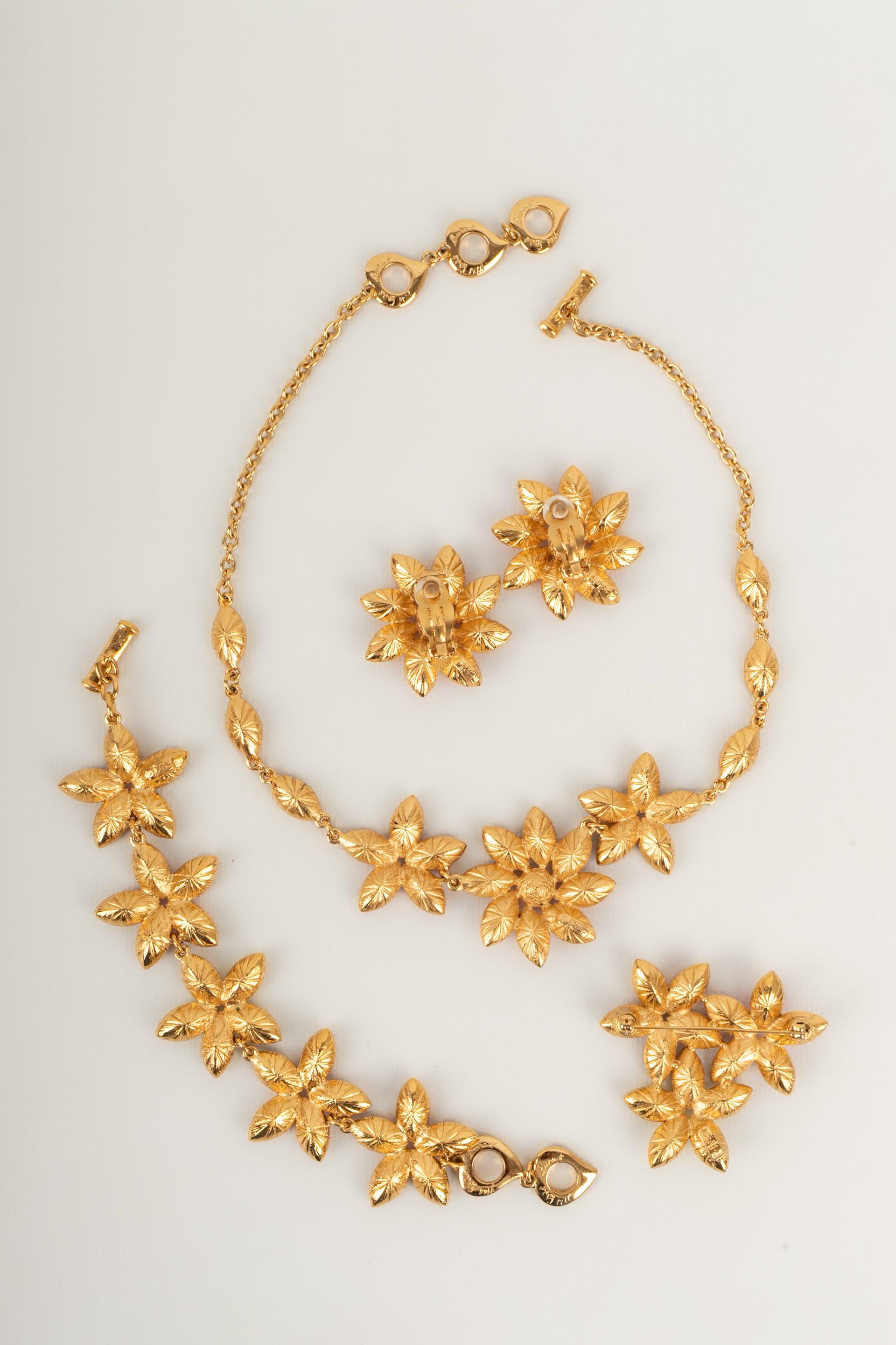 Ensemble de bijoux en métal doré Yves Saint Laurent avec strass colorés en vente 6
