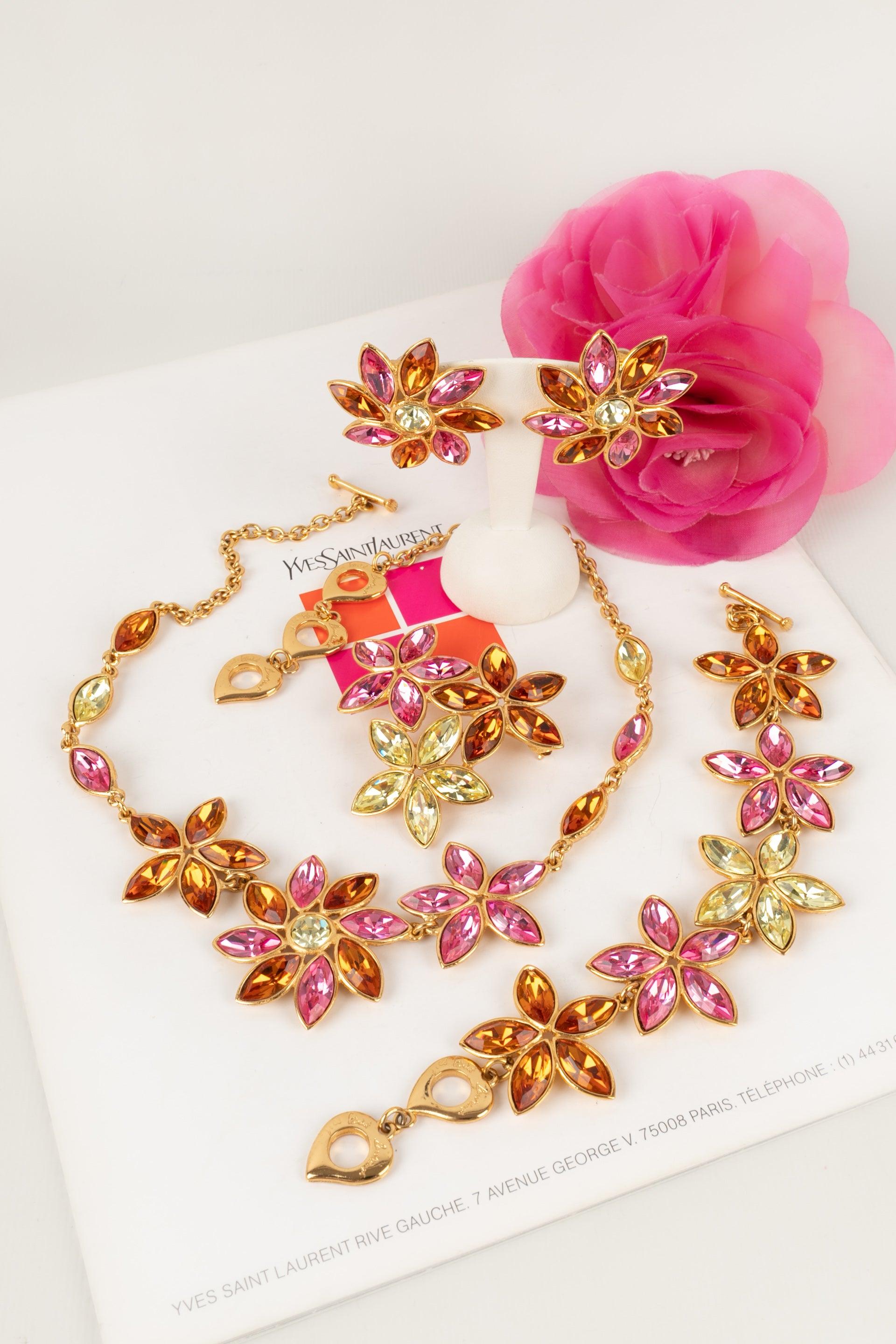 Yves Saint Laurent - (Made in France) Golden metal jewelry composed of a necklace, a bracelet, a brooch, and clip-on earrings with colored rhinestones.

Additional information:
Condition: Very good condition
Dimensions: Necklace length: from 46.5 cm