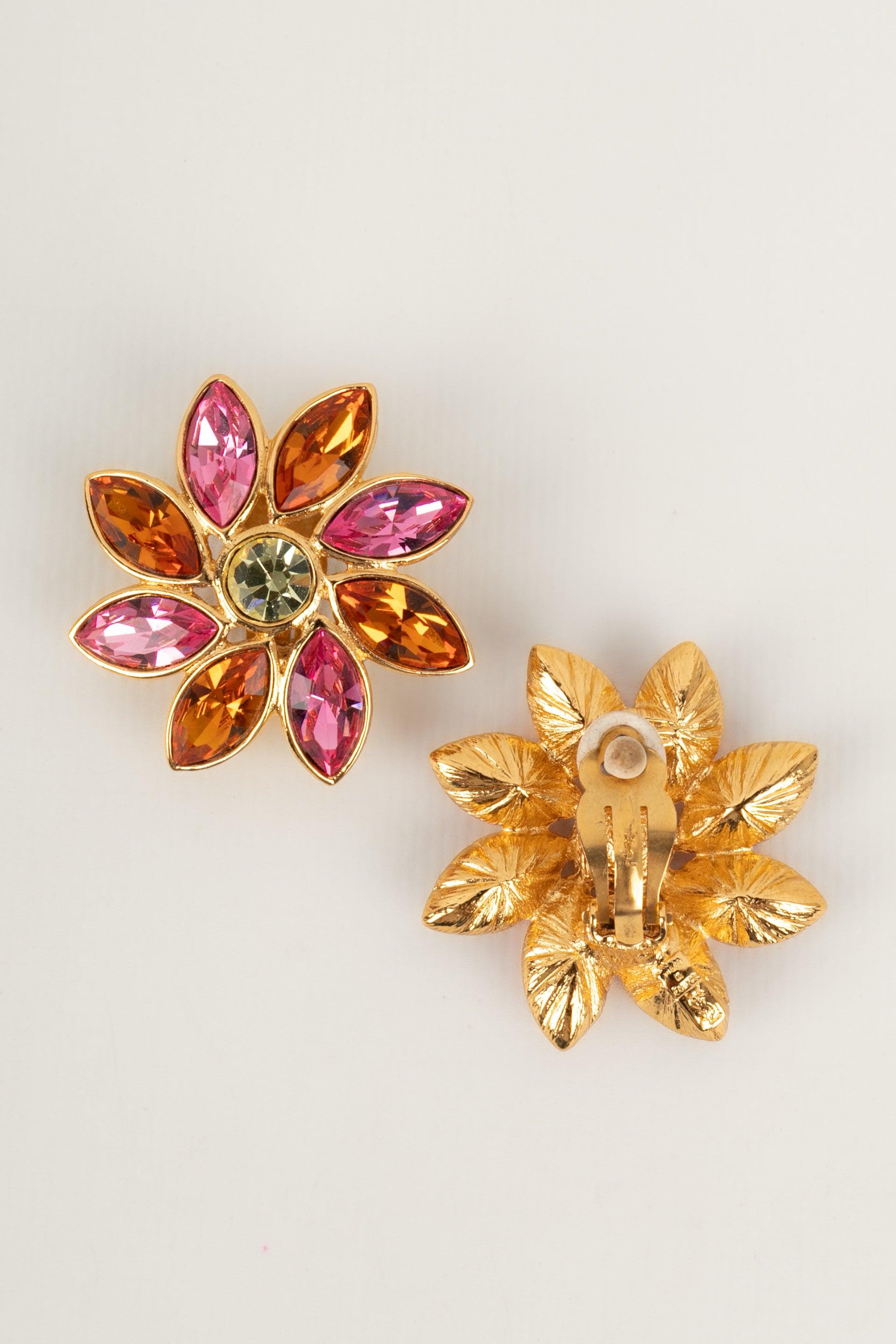 Ensemble de bijoux en métal doré Yves Saint Laurent avec strass colorés en vente 4