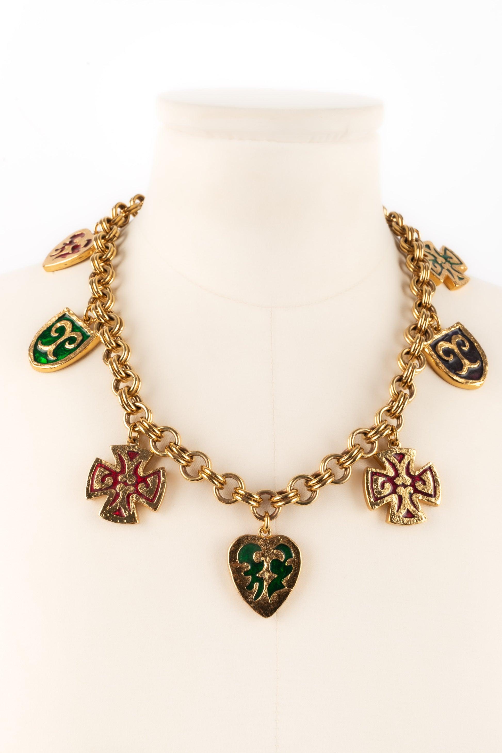 Yves Saint Laurent - (Made in France) Collana in metallo dorato con charme e smalto.

Informazioni aggiuntive:
Condizioni: Ottime condizioni
Dimensioni: Lunghezza: da 49 a 51 cm

Riferimento del venditore: BC51