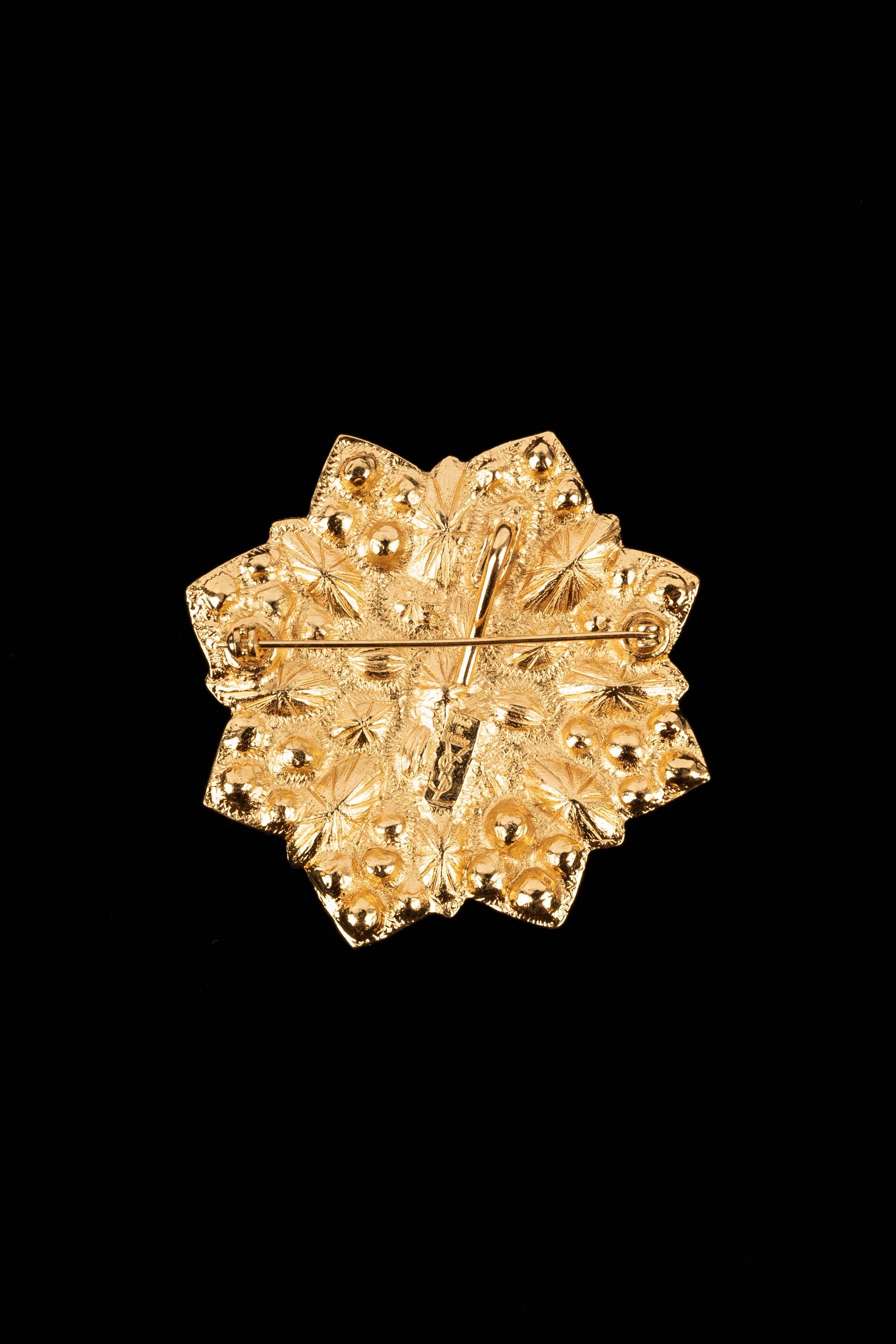 Yves Saint Laurent Goldene Metall-Brosche mit Anhänger im Zustand „Hervorragend“ im Angebot in SAINT-OUEN-SUR-SEINE, FR