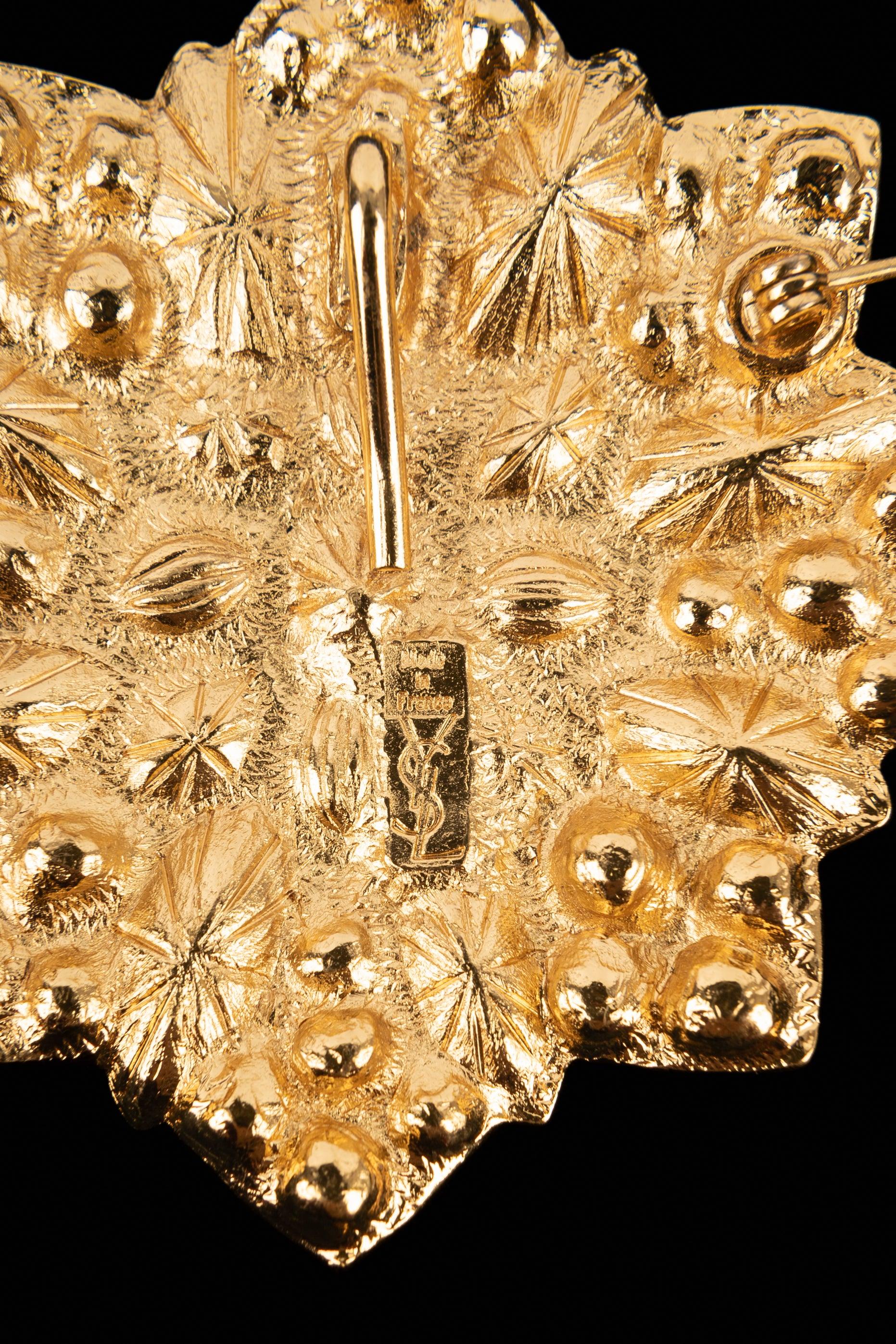 Yves Saint Laurent Goldene Metall-Brosche mit Anhänger im Angebot 2