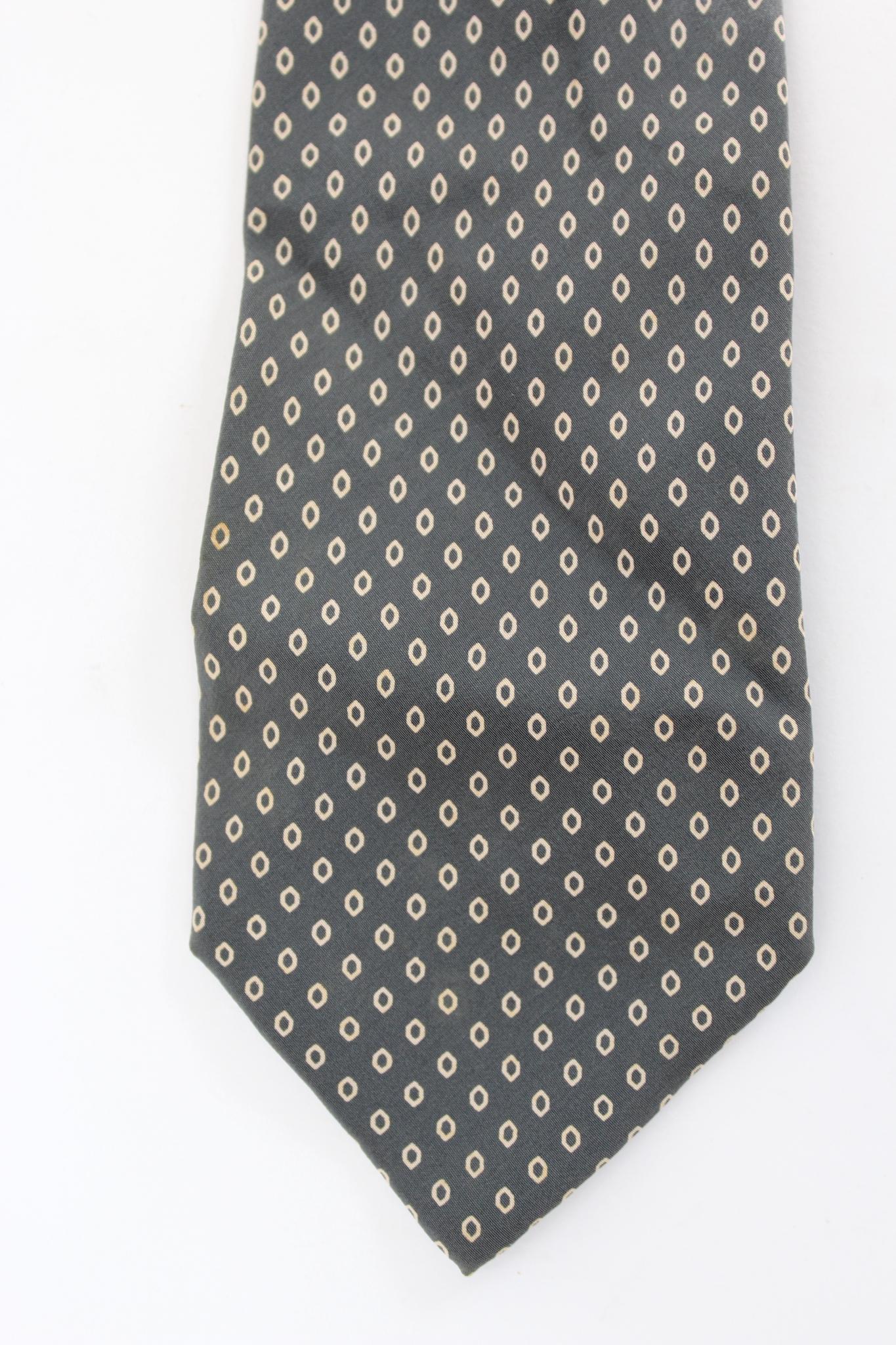 Yves Saint Laurent classic geometric vintage 90s tie. Gray and beige color, 100% silk. Made in Italy.

Length: 147 cm
Width: 8 cm
