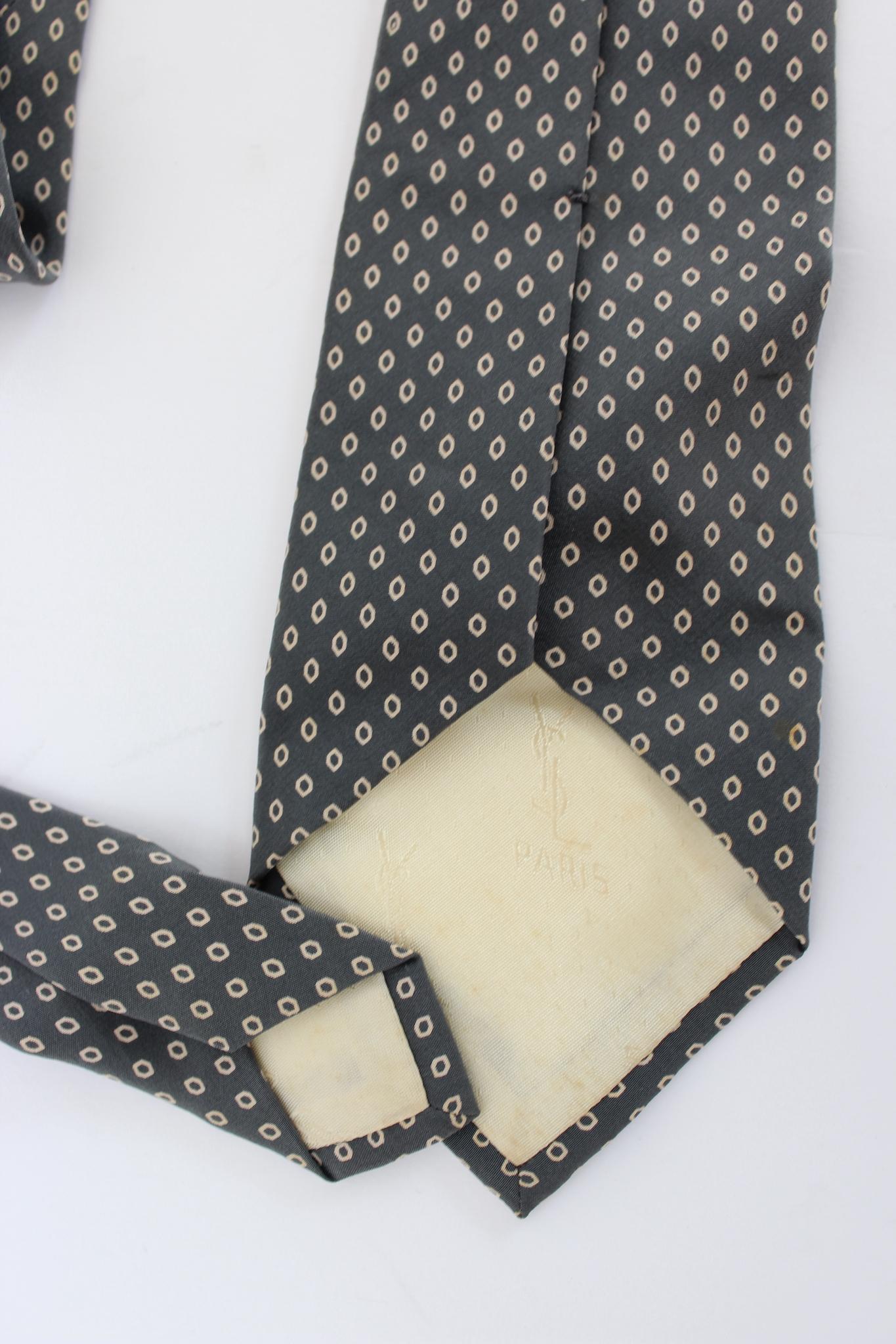 Yves Saint Laurent Cravate vintage en soie grise et beige Pour hommes en vente