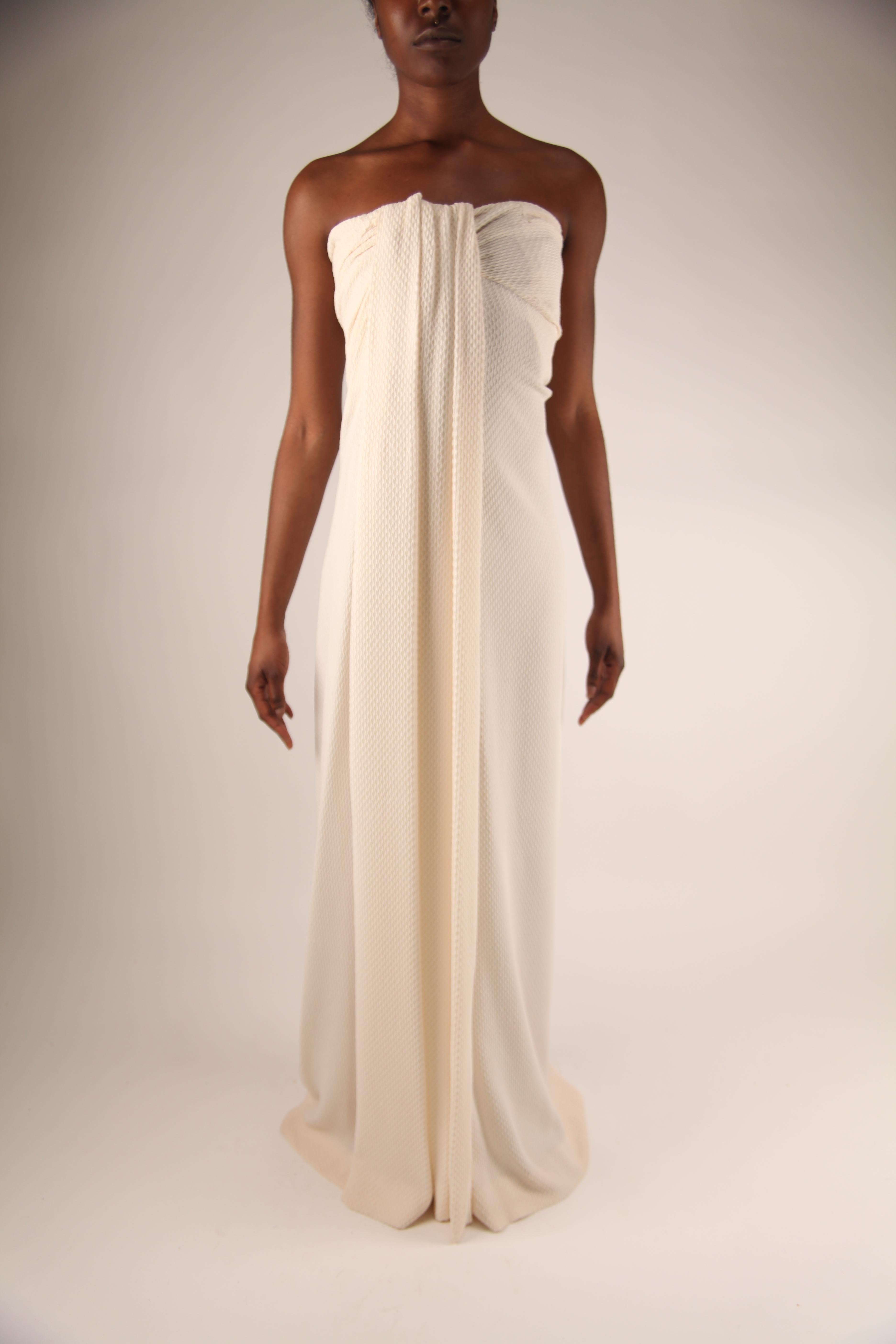 Este vestido de noche Yves Saint Laurent de estilo greco ultra glamuroso está confeccionado con un material de seda 