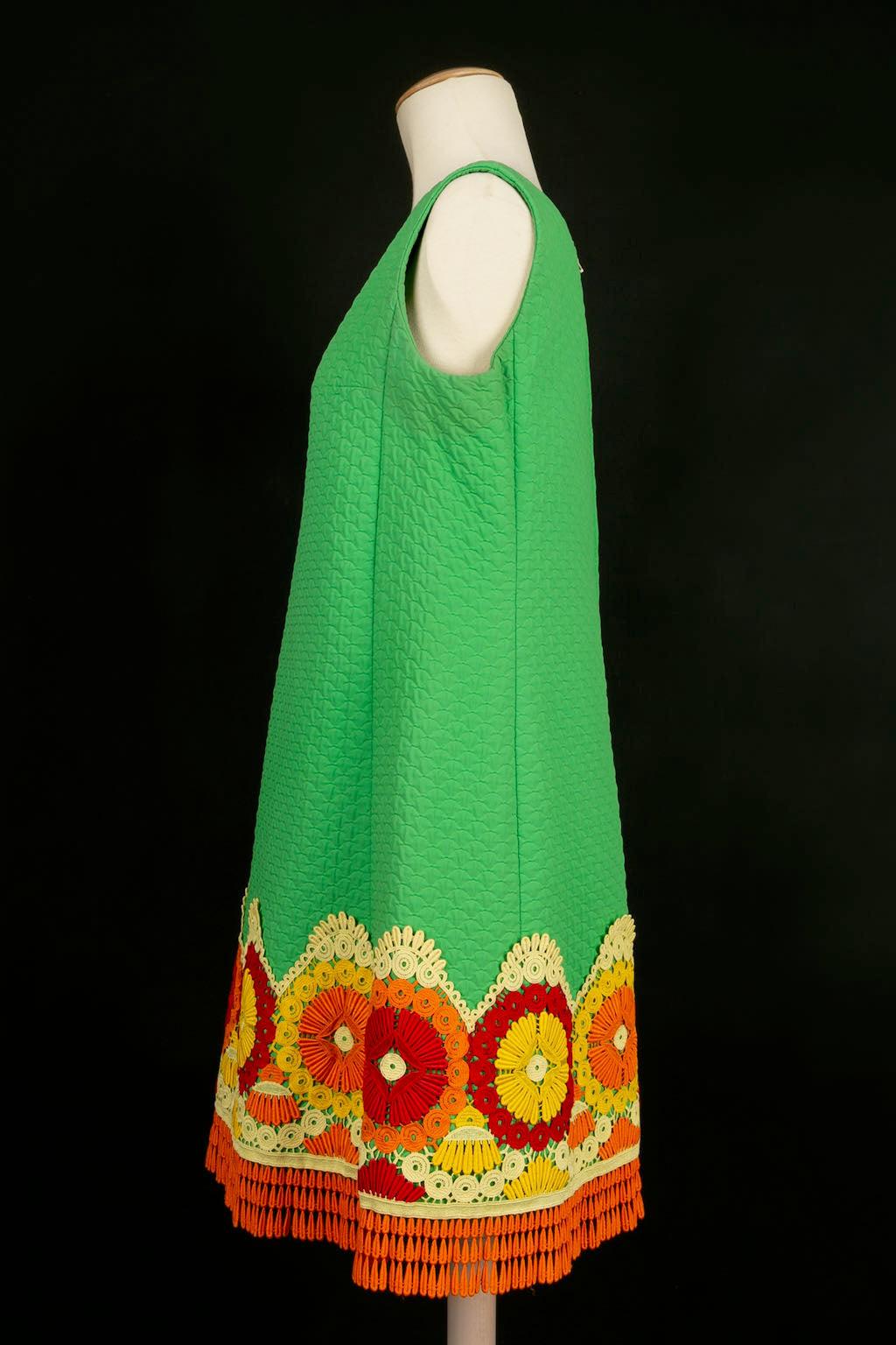 Yves Saint Laurent - Grünes Trapezkleid aus Baumwolle mit roten, orangen und gelben Guipure-Applikationen. Modell aus den Jahren 1966-67. Kein Label der Größe oder Zusammensetzung, es entspricht einem 40FR. 
Vorhandensein von Verfärbungen auf dem