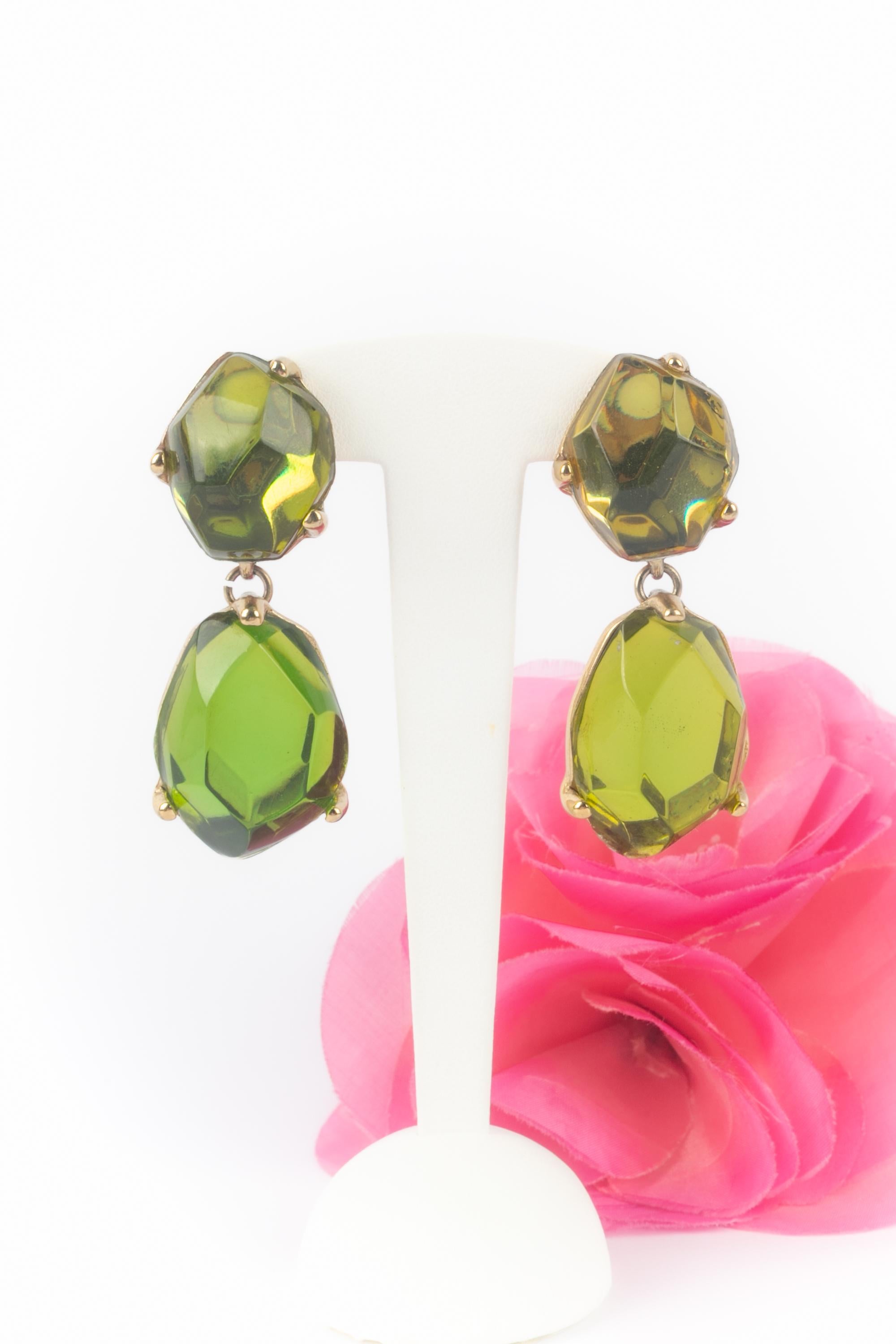 Yves SAINT LAURENT - (Fabriqué en France) Boucles d'oreilles à clip en métal doré avec cabochons en résine verte. Bijoux des années 1980.

Condit :
Très bon état.

Dimensions :
Longueur : 6,5 cm

SKU:BO356