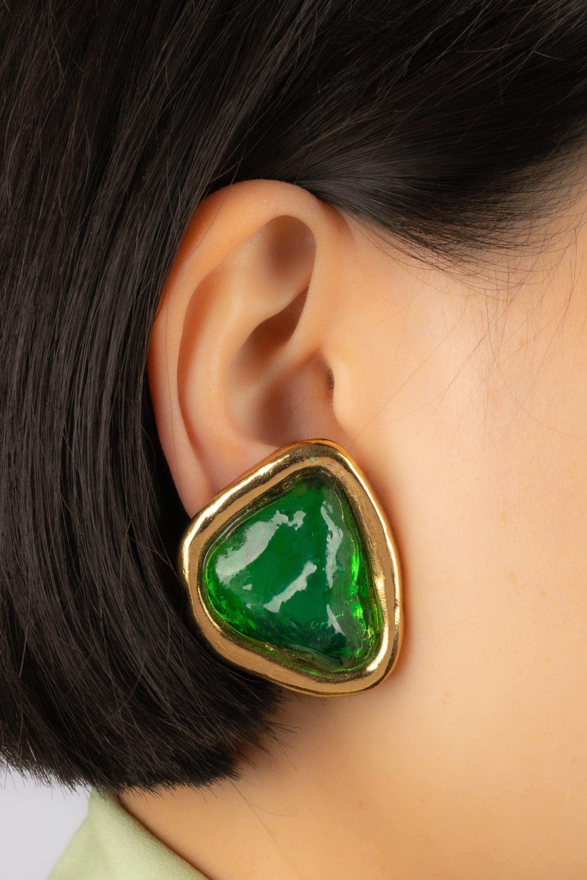 Yves Saint Laurent - (Made in France) Orecchini a clip in metallo dorato con cabochon in resina verde.

Informazioni aggiuntive: 
Condizioni: Ottime condizioni
Dimensioni: 4 cm x 3 cm

Riferimento del venditore: BO66