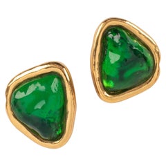 Pendientes verdes Yves Saint Laurent rematados con cabujones de resina verde