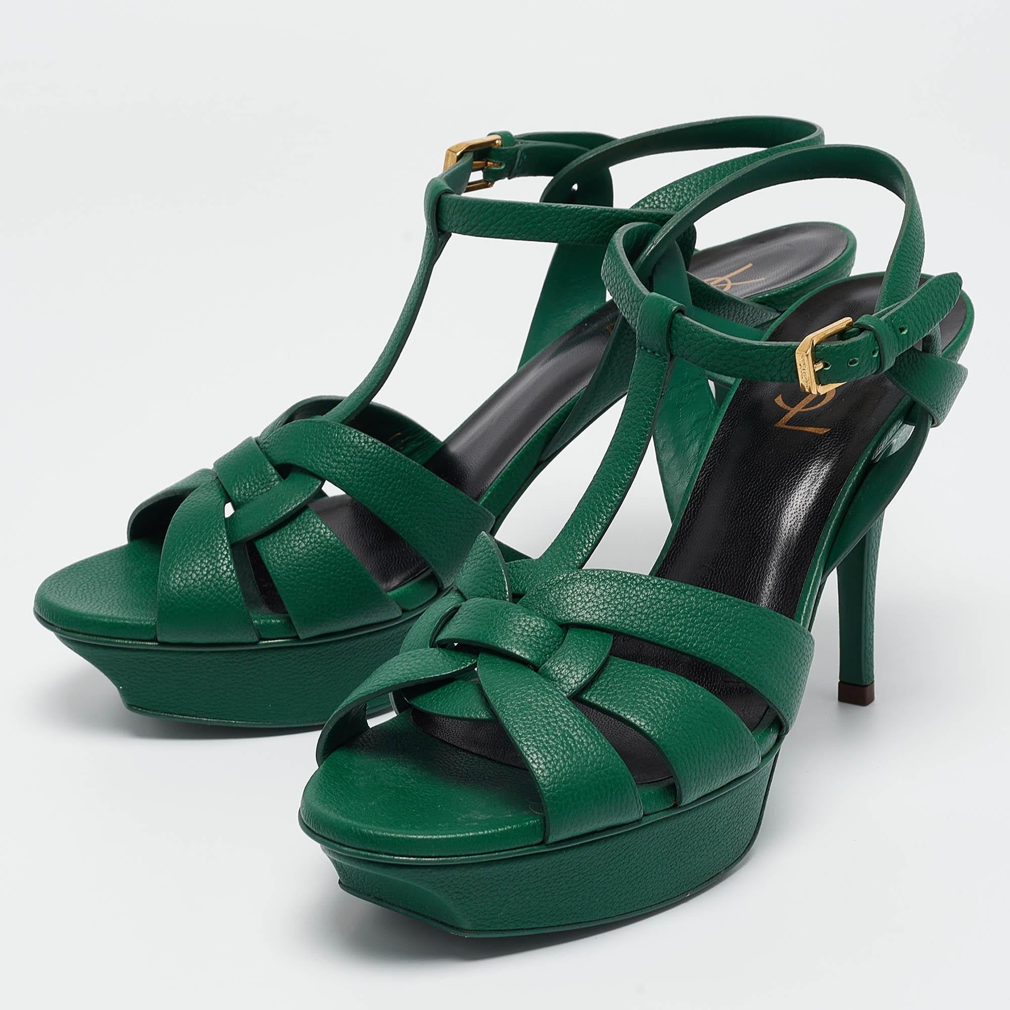 These sandals will frame your feet in an elegant manner. Crafted from quality materials, they display a classy design and comfortable insoles.