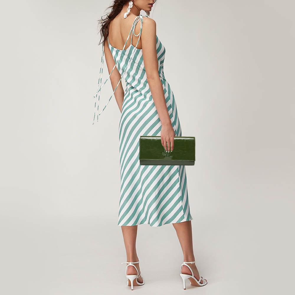 Crafted from quality materials, your wardrobe is missing out on this beautifully made designer clutch. Look your fashionable best in any outfit with this stylish clutch that promises to elevate your ensemble.