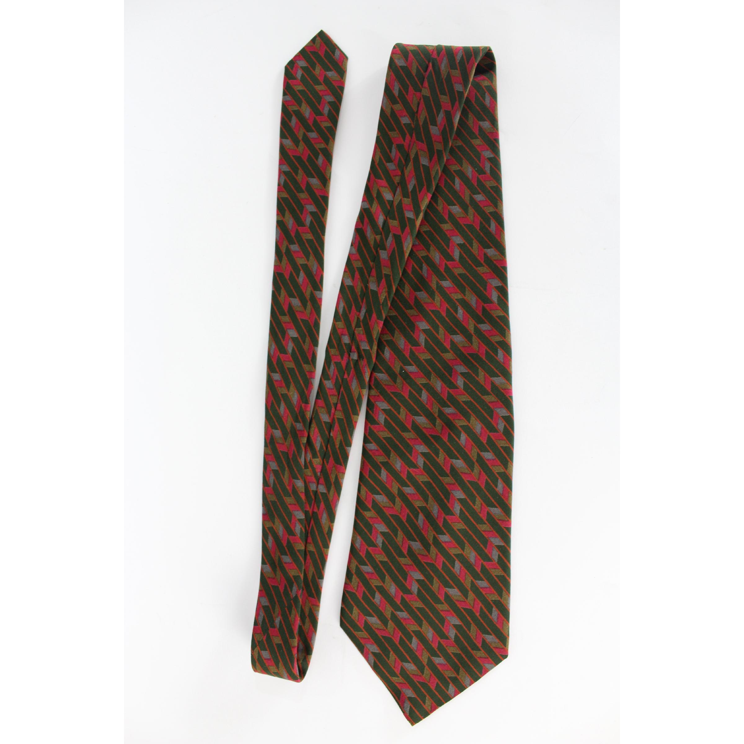 Yves Saint Laurent vintage tie, 100% silk, geometric designs in red, orange and green. 1990s. Made in Italy. Excellent conditions.

Length: 136 cm

Width: 11 cm