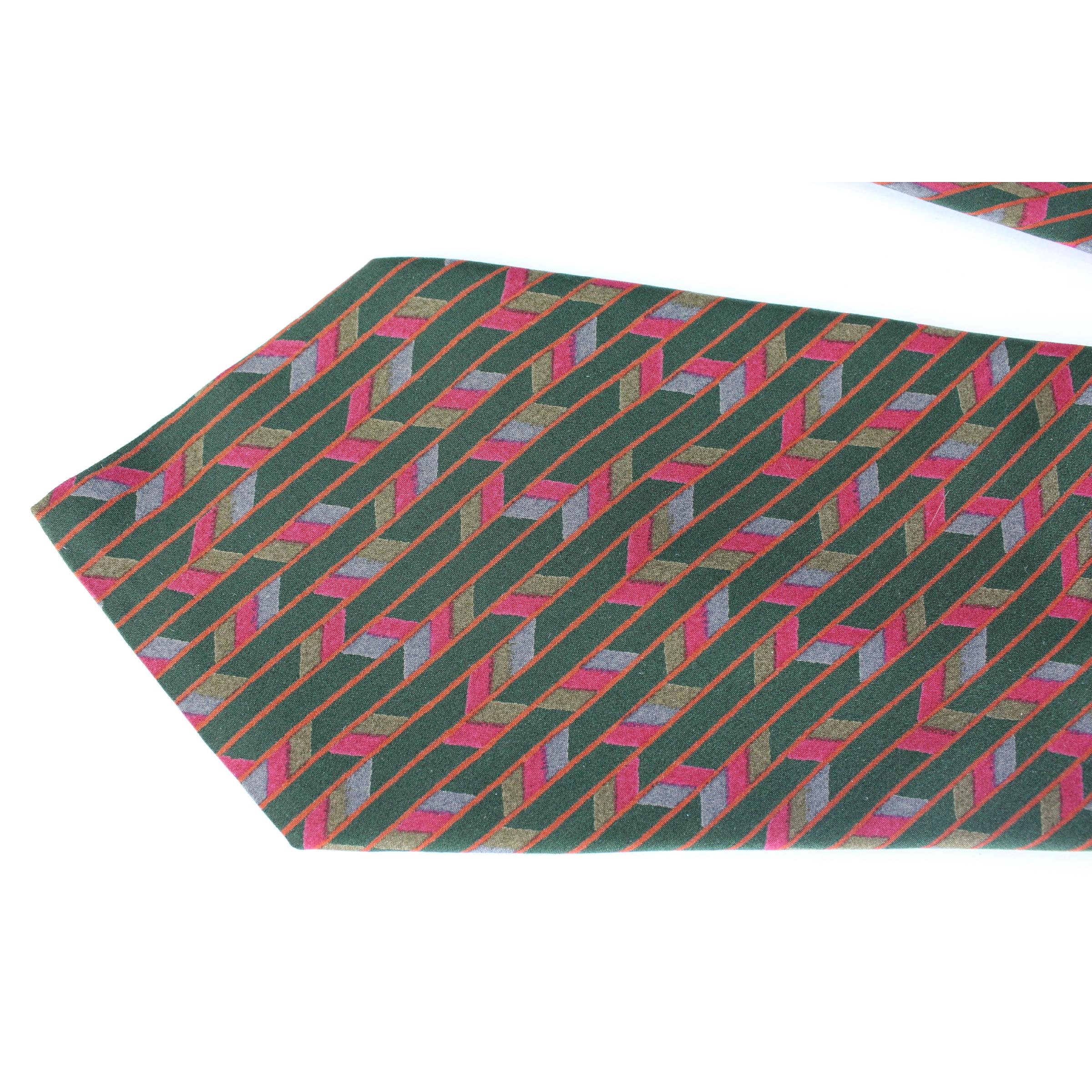 Yves Saint Laurent Grün Rot Geometrische Seidenkrawatte (Braun) im Angebot