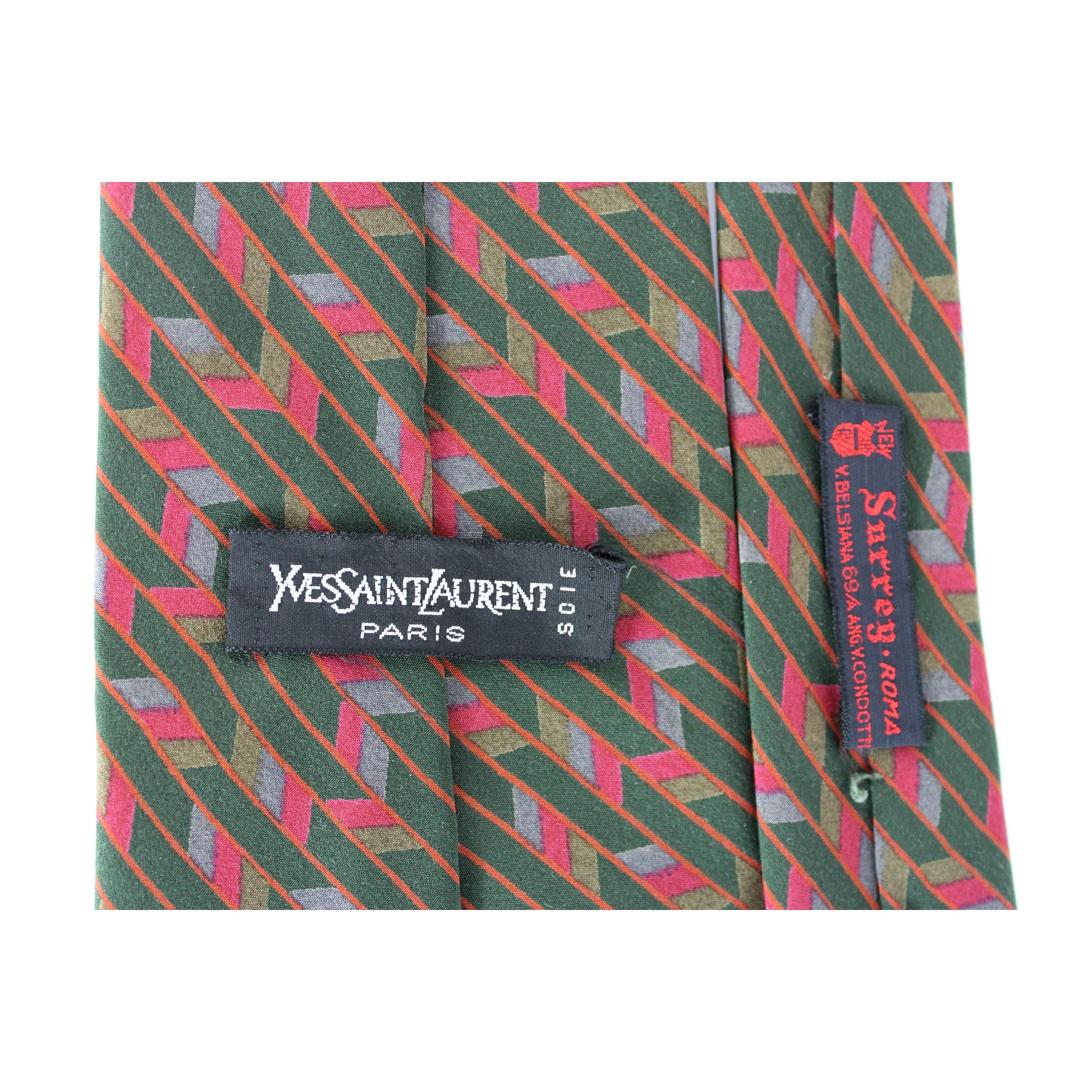Yves Saint Laurent - Cravate en soie géométrique rouge et verte Excellent état - En vente à Brindisi, Bt