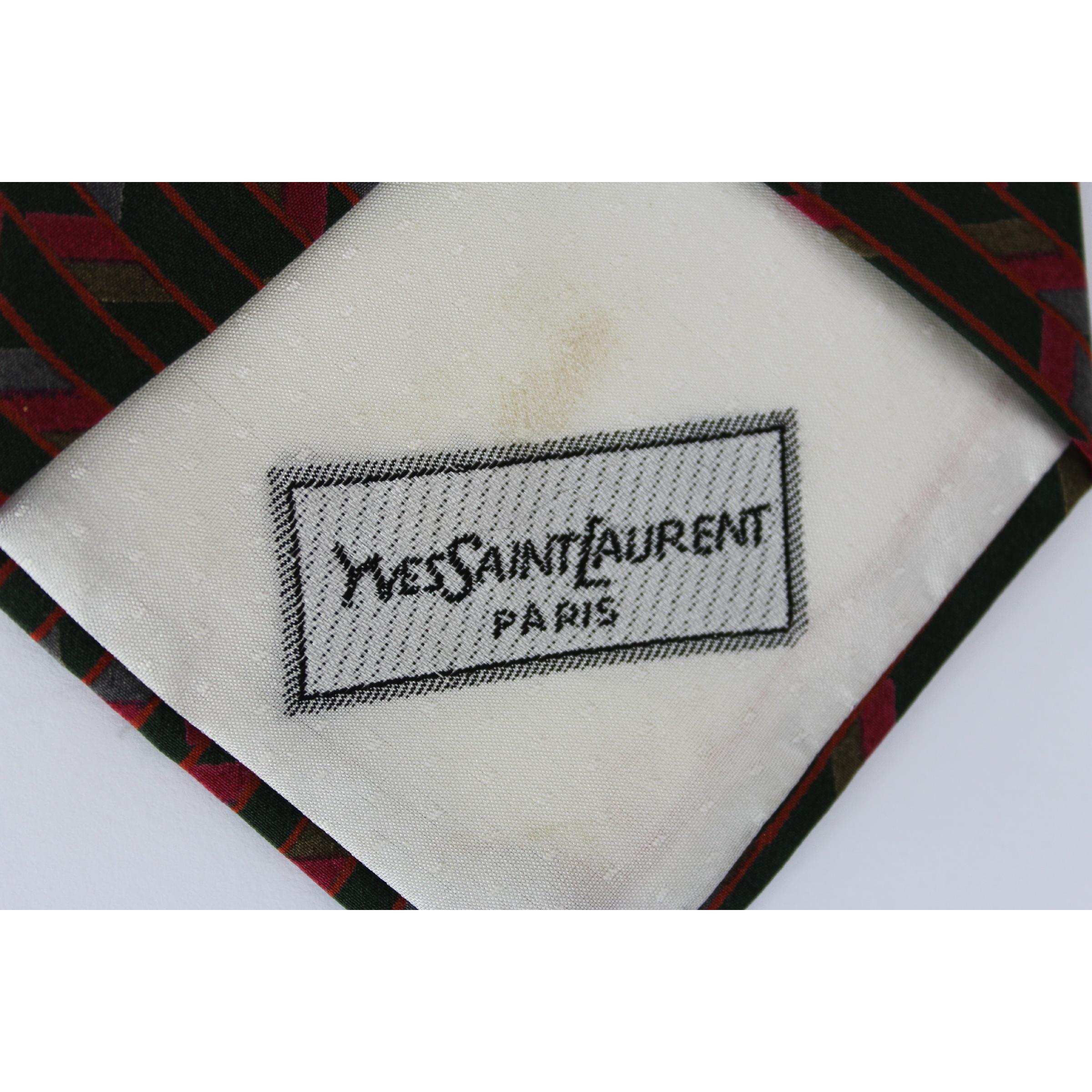 Yves Saint Laurent - Cravate en soie géométrique rouge et verte Pour hommes en vente