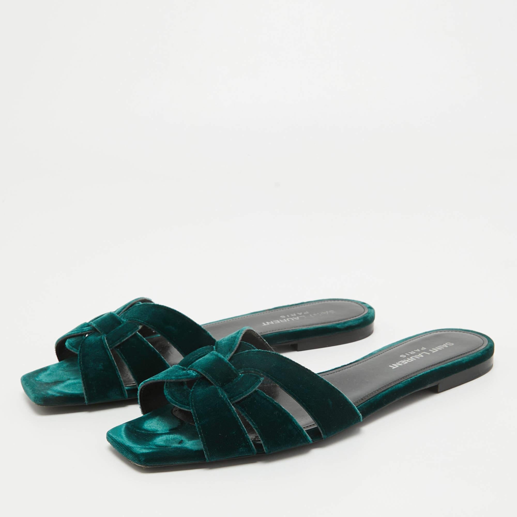 Encadrez vos pieds avec ces sandales plates YSL. Créées à partir des meilleurs matériaux, les chaussures plates sont parfaites avec des ourlets courts, midi et maxi.

