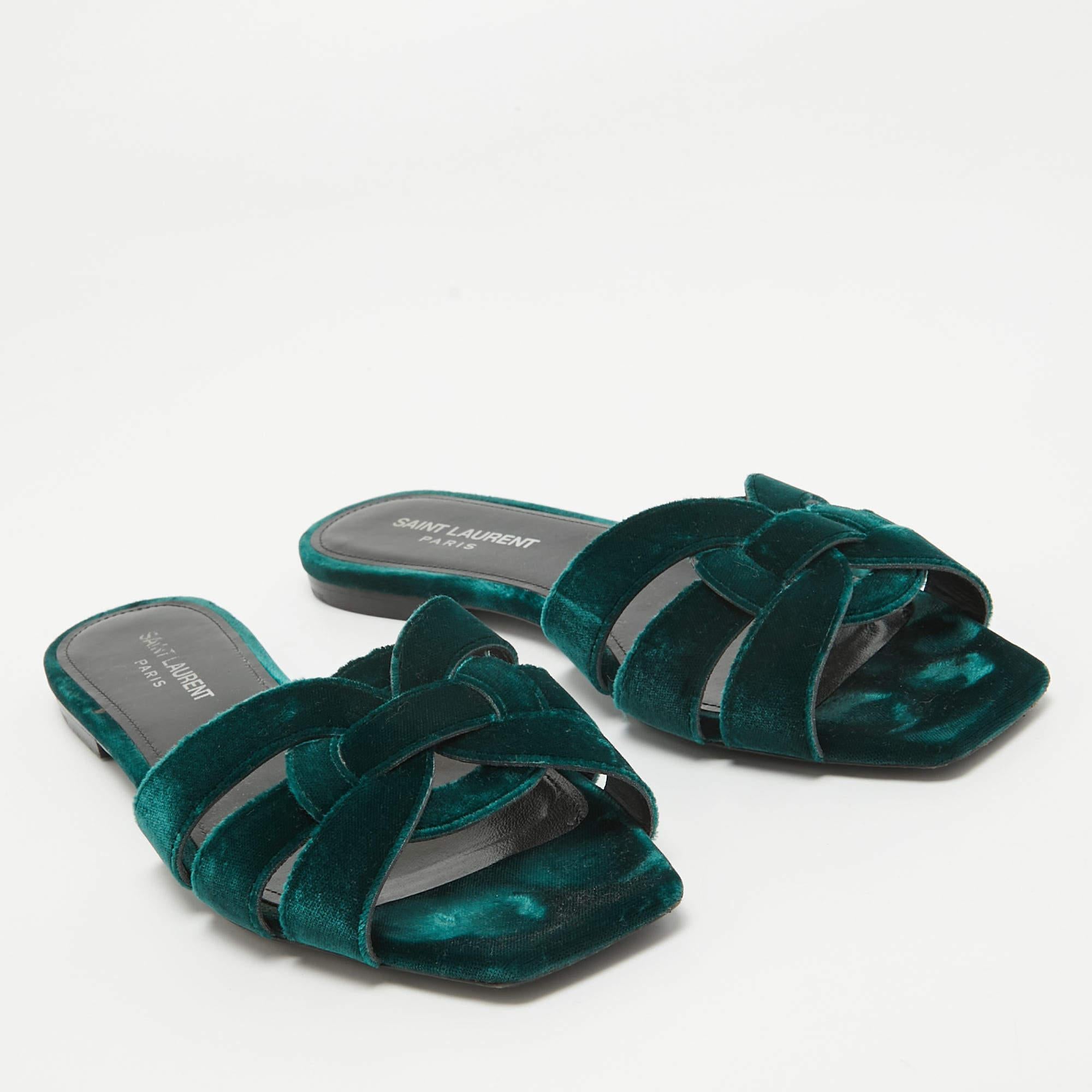 Yves Saint Laurent Green Velvet Tribute Flat Slides Size 38.5 In Good Condition For Sale In Dubai, Al Qouz 2