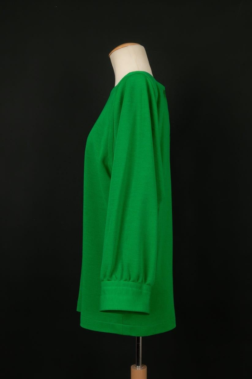 Yves Saint Laurent - (Made in France) Green wool long-sleeved top. Indicated size 38FR. Fall-Winter 1987 Collection.

Additional information:
Condition: Very good condition
Dimensions: Shoulder width: 45 cm - Chest: 53 cm - Sleeve length: 57 cm -