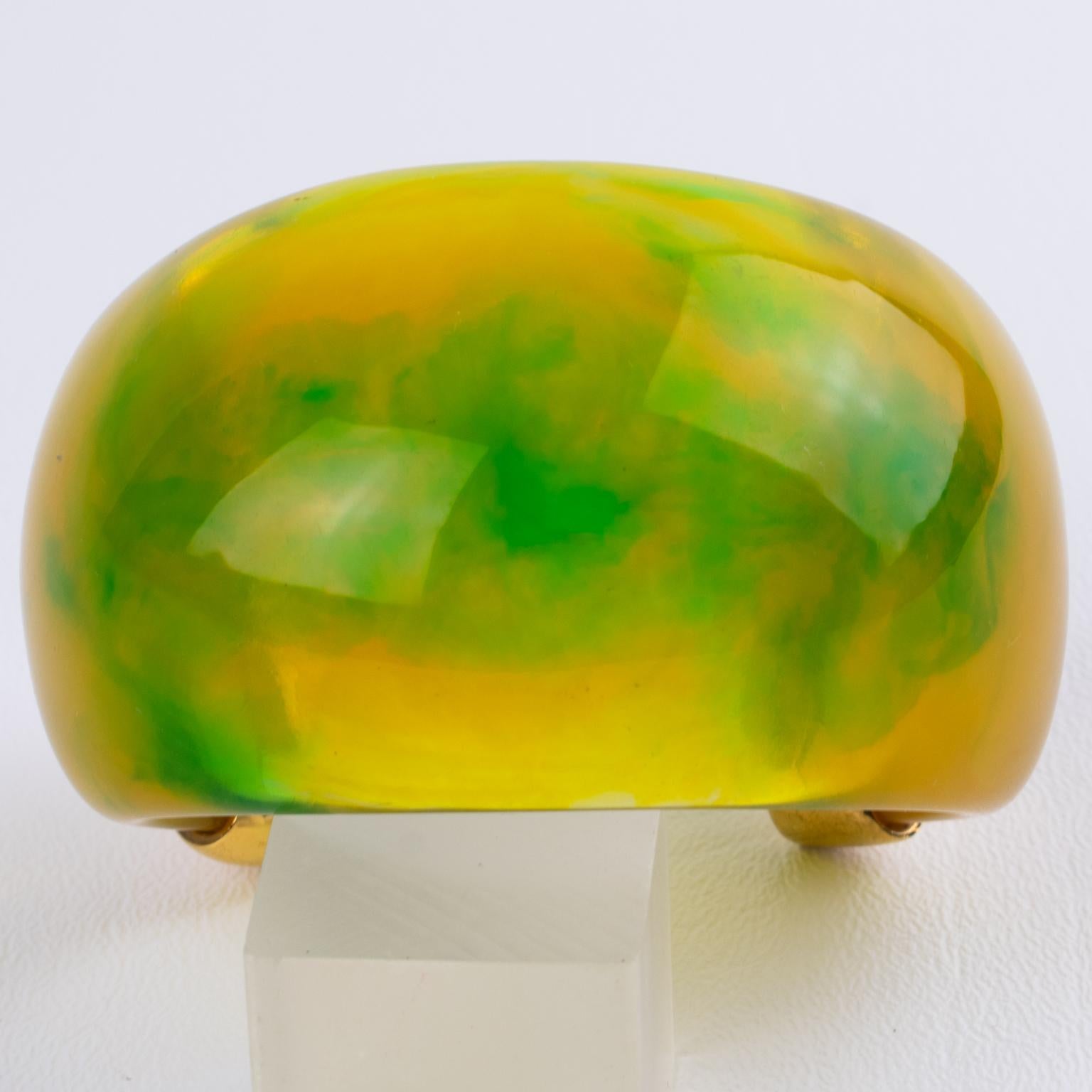 Yves Saint Laurent Brazalete de lucita verde, amarilla y metal dorado en venta 5