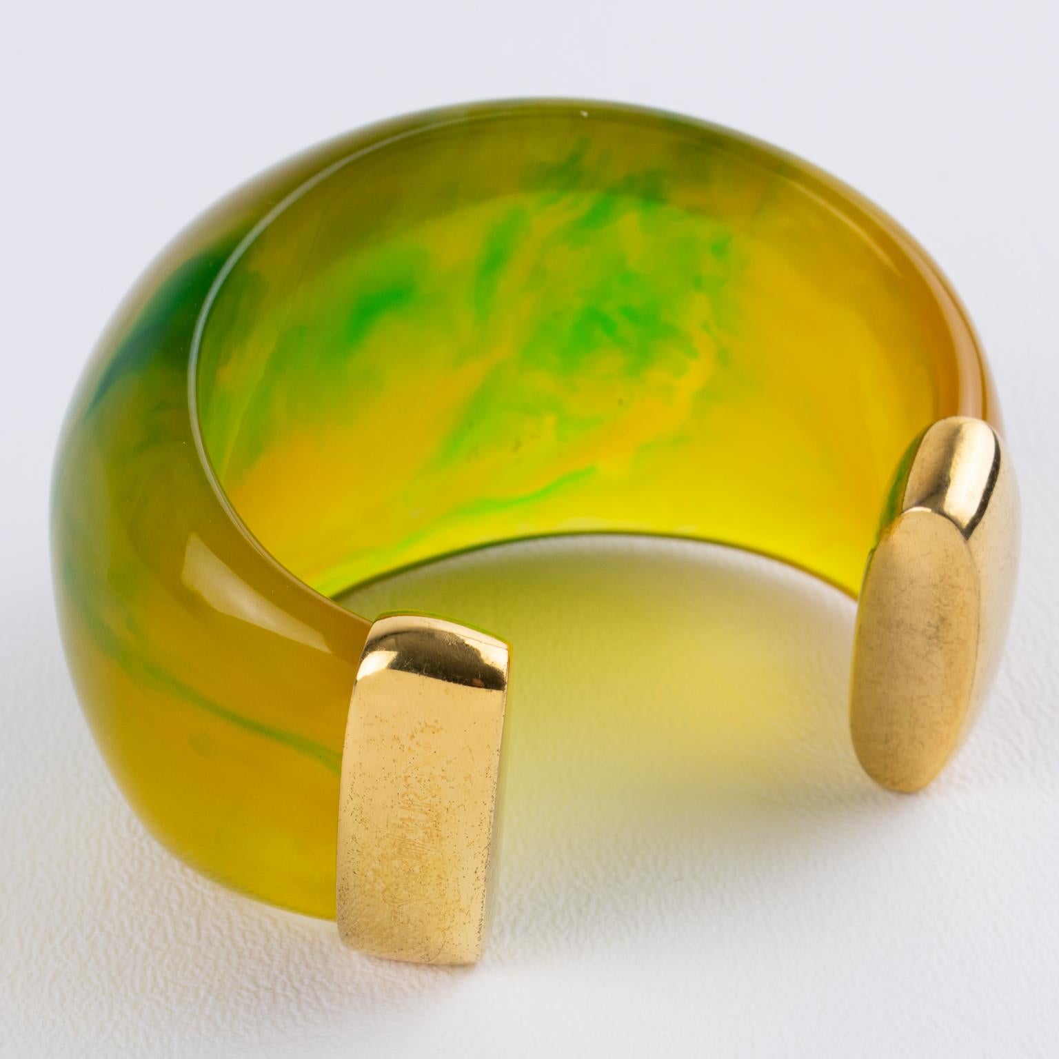 Yves Saint Laurent Brazalete de lucita verde, amarilla y metal dorado en venta 6