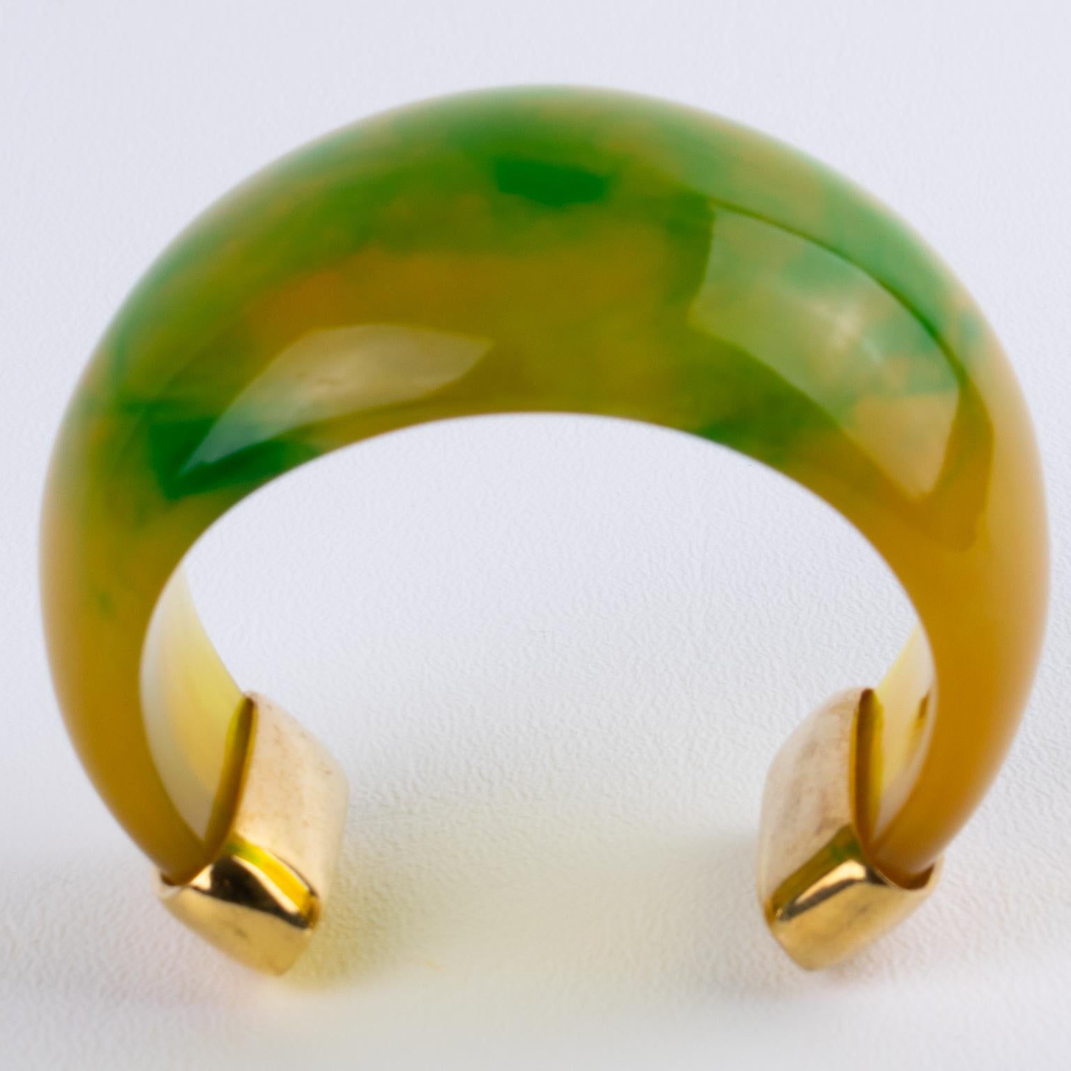 Yves Saint Laurent Brazalete de lucita verde, amarilla y metal dorado en venta 7