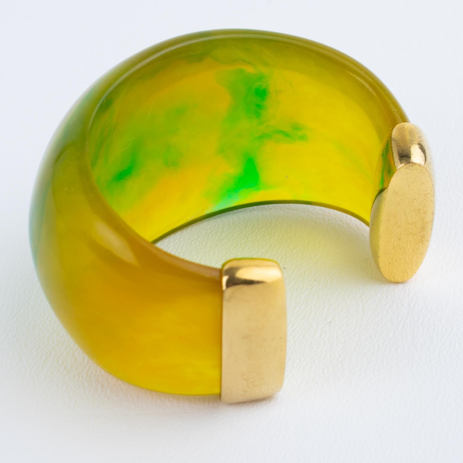 Yves Saint Laurent Brazalete de lucita verde, amarilla y metal dorado en venta 8