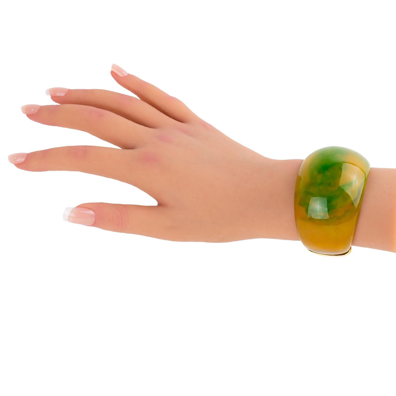 Yves Saint Laurent Brazalete de lucita verde, amarilla y metal dorado en venta 10