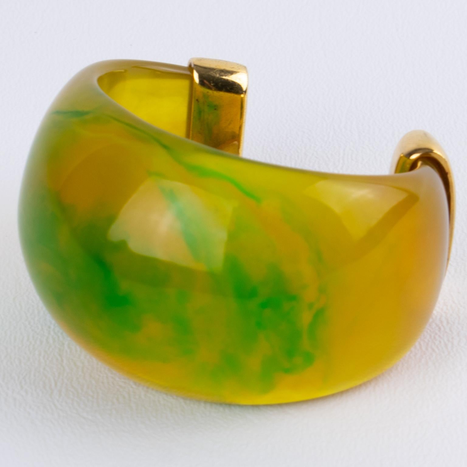Yves Saint Laurent Brazalete de lucita verde, amarilla y metal dorado Moderno en venta