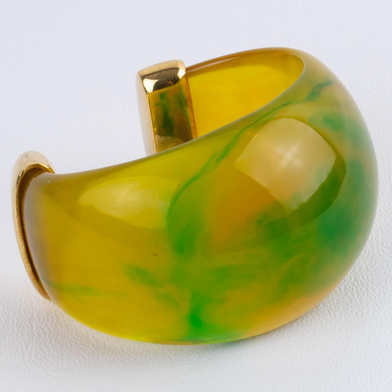 Yves Saint Laurent Brazalete de lucita verde, amarilla y metal dorado en Bueno estado para la venta en Atlanta, GA