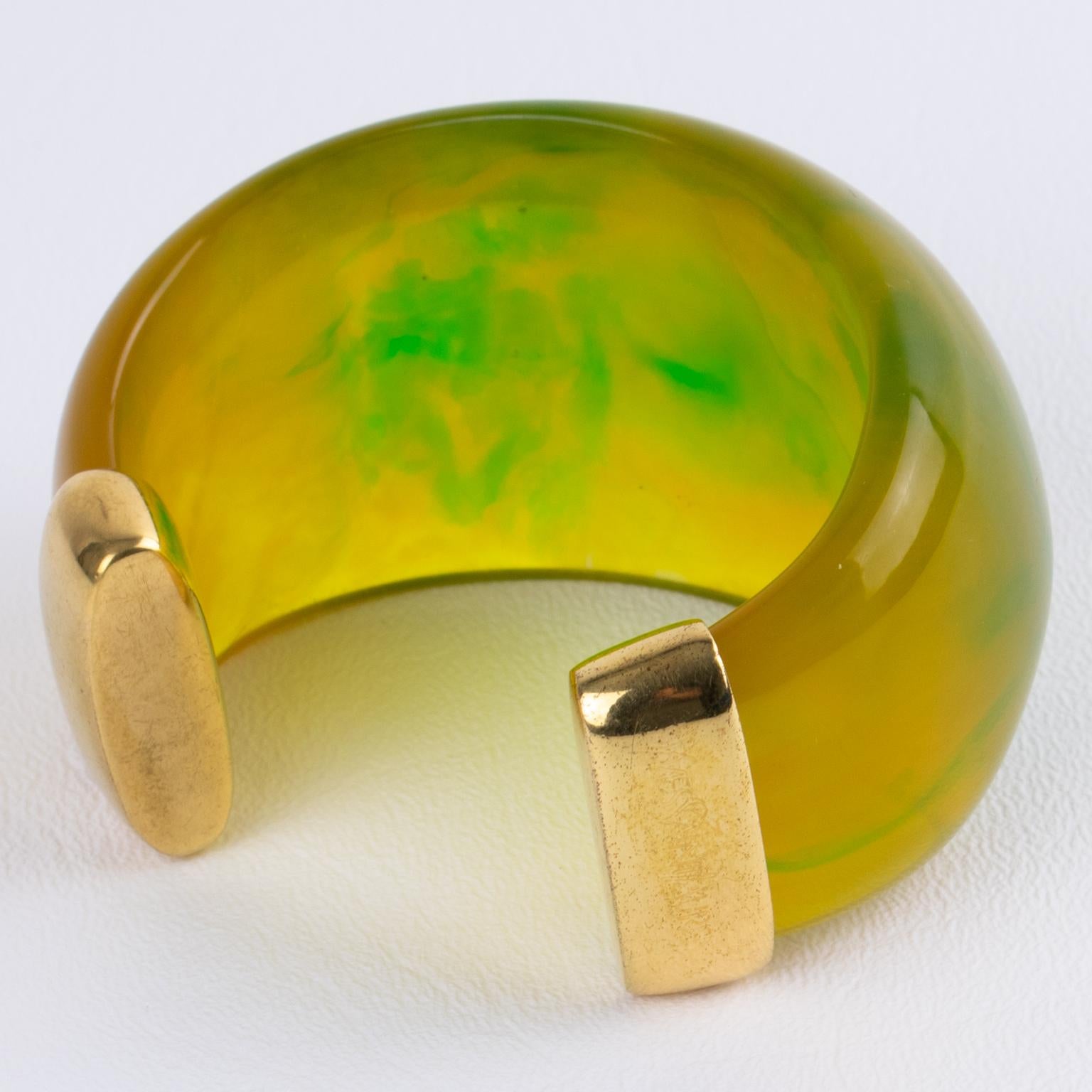Femenino o masculino Yves Saint Laurent Brazalete de lucita verde, amarilla y metal dorado en venta