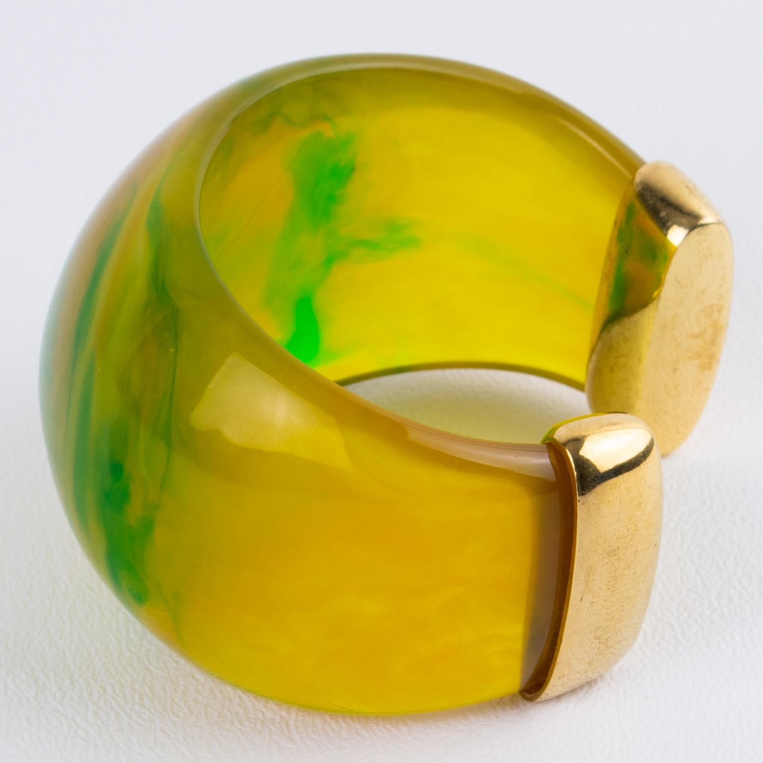 Yves Saint Laurent Brazalete de lucita verde, amarilla y metal dorado en venta 1