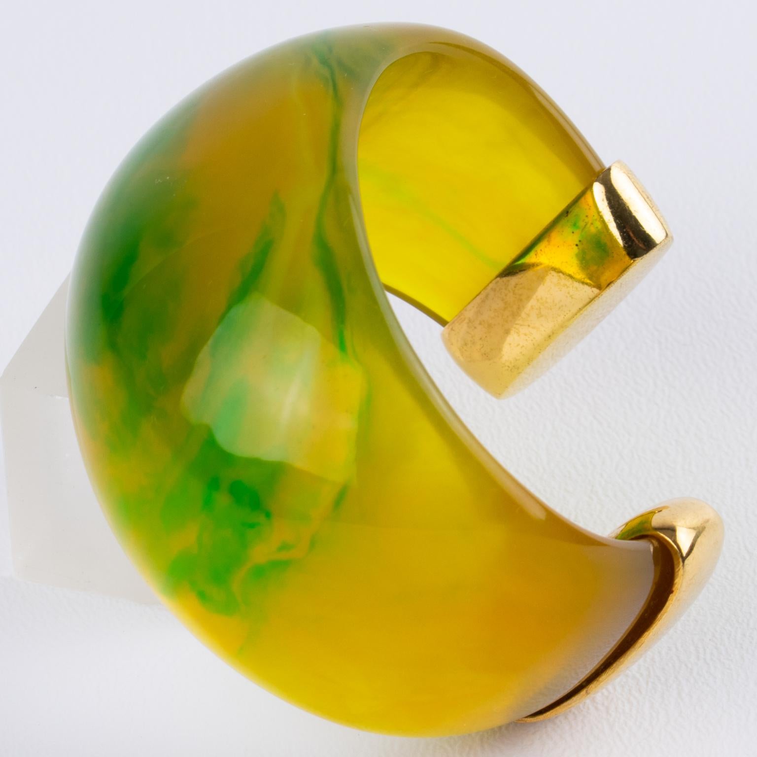 Yves Saint Laurent Brazalete de lucita verde, amarilla y metal dorado en venta 2