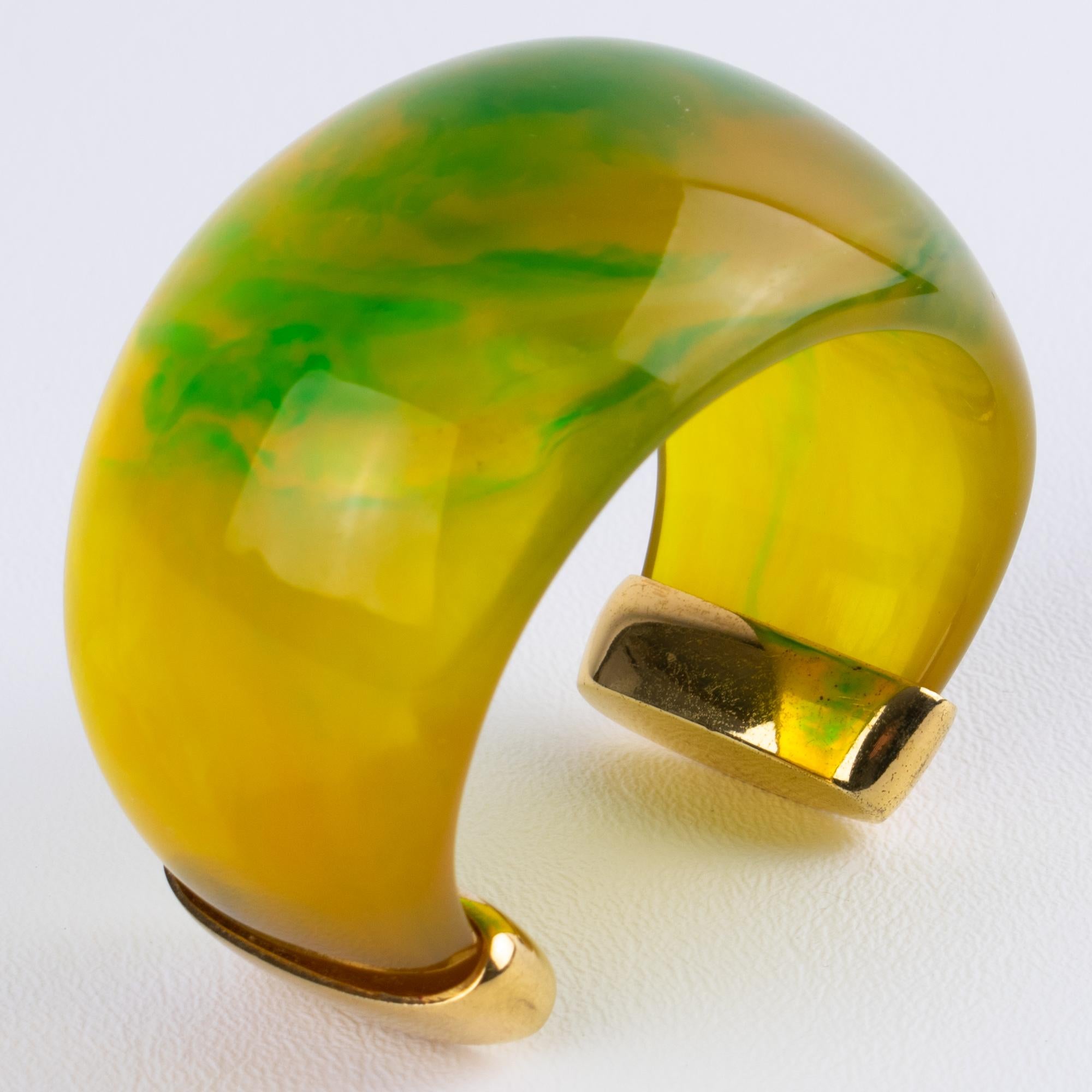 Yves Saint Laurent Brazalete de lucita verde, amarilla y metal dorado en venta 3