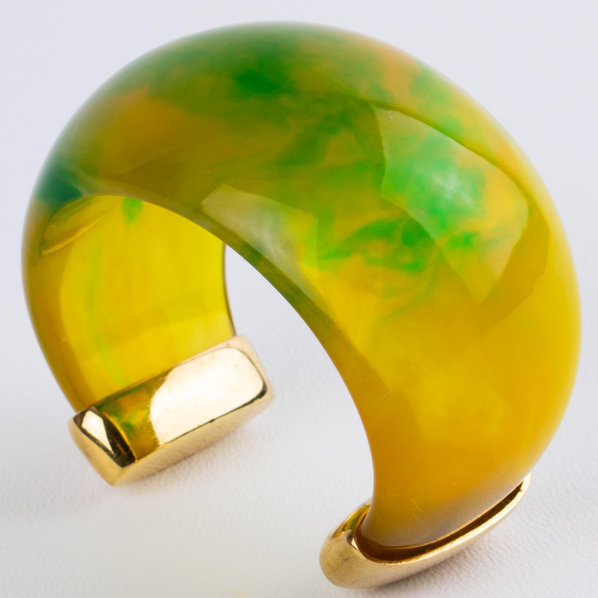 Yves Saint Laurent Brazalete de lucita verde, amarilla y metal dorado en venta 4