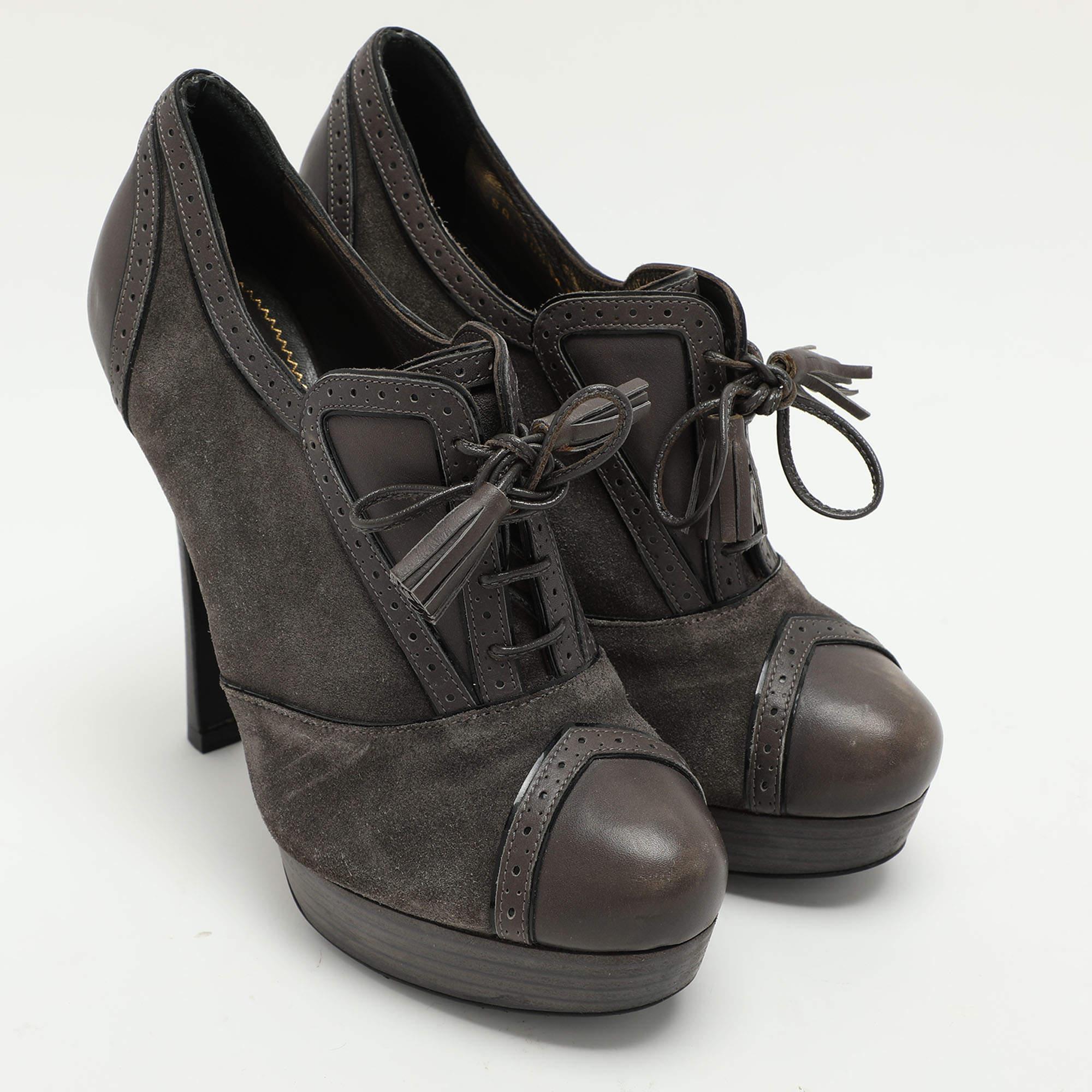 Yves Saint Laurent Grey Brogue Leather and Suede Janis Booties Size 37.5 In Good Condition For Sale In Dubai, Al Qouz 2