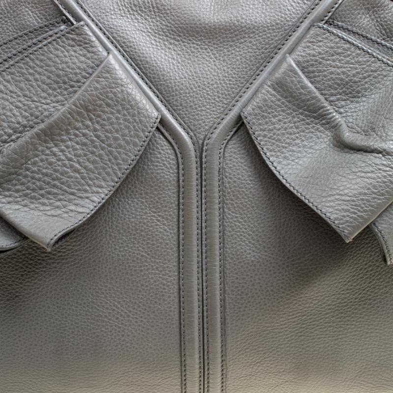 Yves Saint Laurent - Grand sac bowling Obi en cuir gris en vente 1