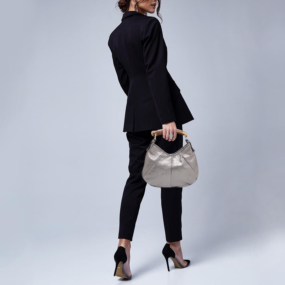 It is indeed rare for one to chance upon a hobo as gorgeous as this Mombasa from Yves Saint Laurent. It comes beautifully crafted from leather and is designed with a horn-shaped handle detailed with silver-tone hardware. The glossy grey bag also has