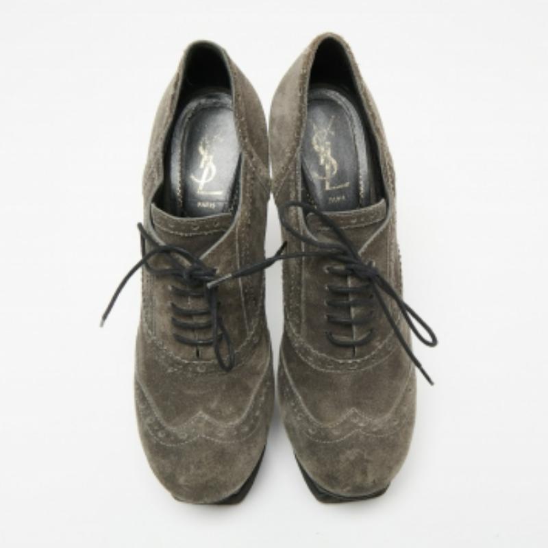 Bottines Janis Yves Saint Laurent en daim gris, taille 39,5 Bon état - En vente à Dubai, Al Qouz 2