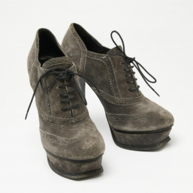Bottines Janis Yves Saint Laurent en daim gris, taille 39,5 en vente 3