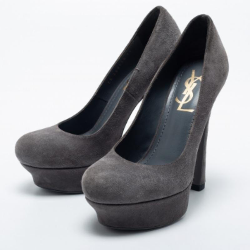 Elegantes y glamurosos, estos imprescindibles zapatos de salón Palais de Yves Saint Laurent están confeccionados en una seductora silueta de ante. Estas bellezas tienen un tono gris, plataformas resistentes y tacones de 13 cm. Están acabados con